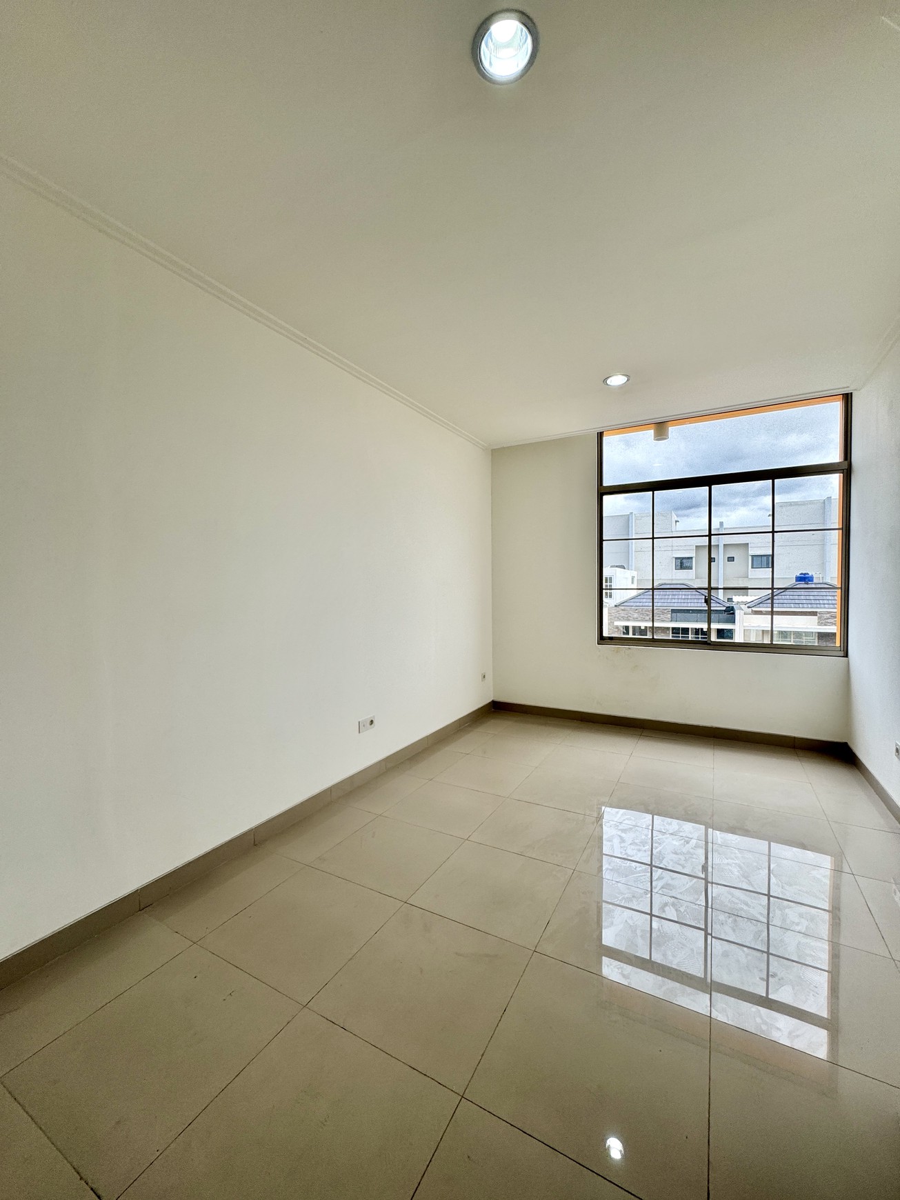 Rumah 3 Lantai Strategis di Cluster Miami PIK2