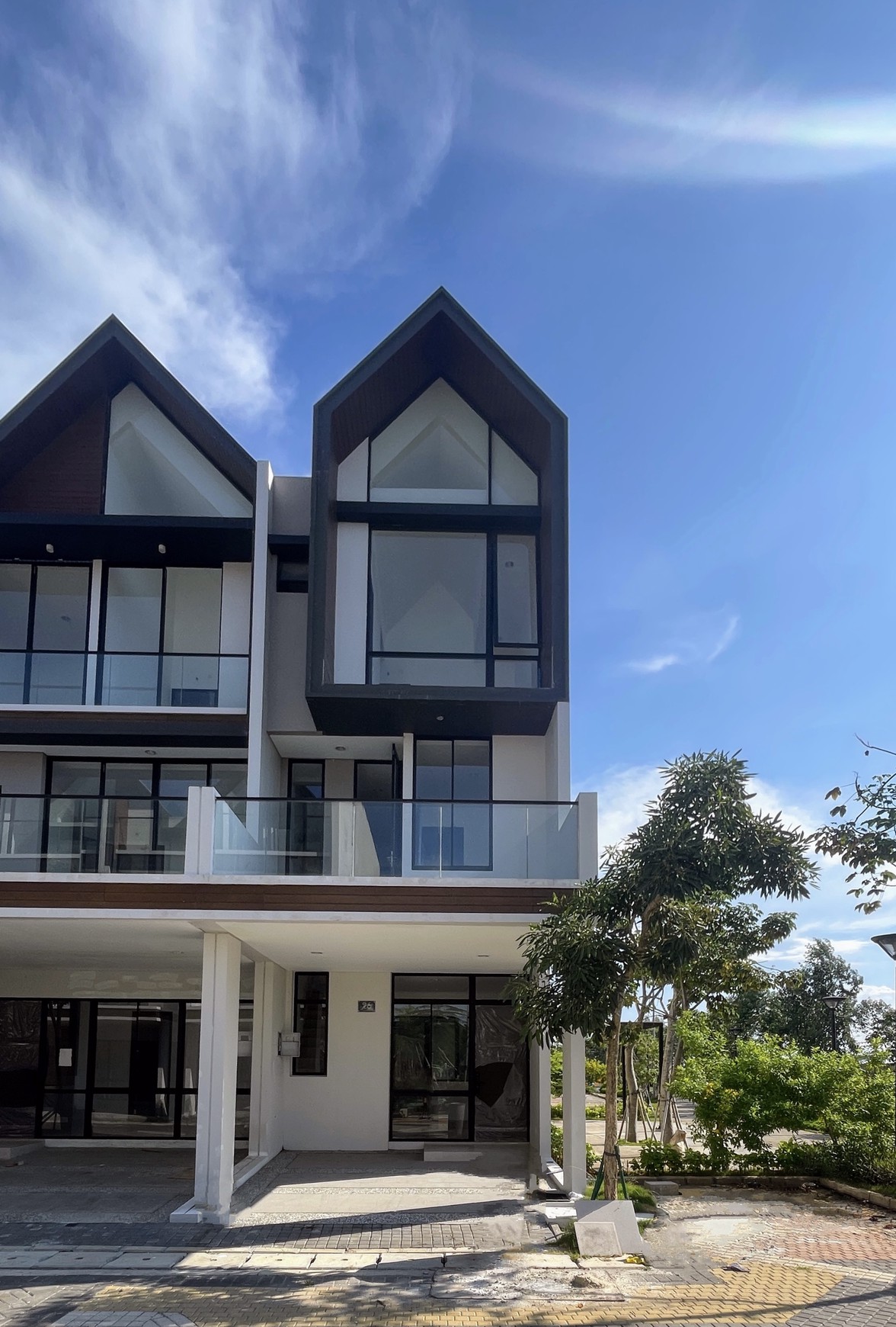 Hunian Stylish 3 Lantai di Cluster Osaka PIK 2