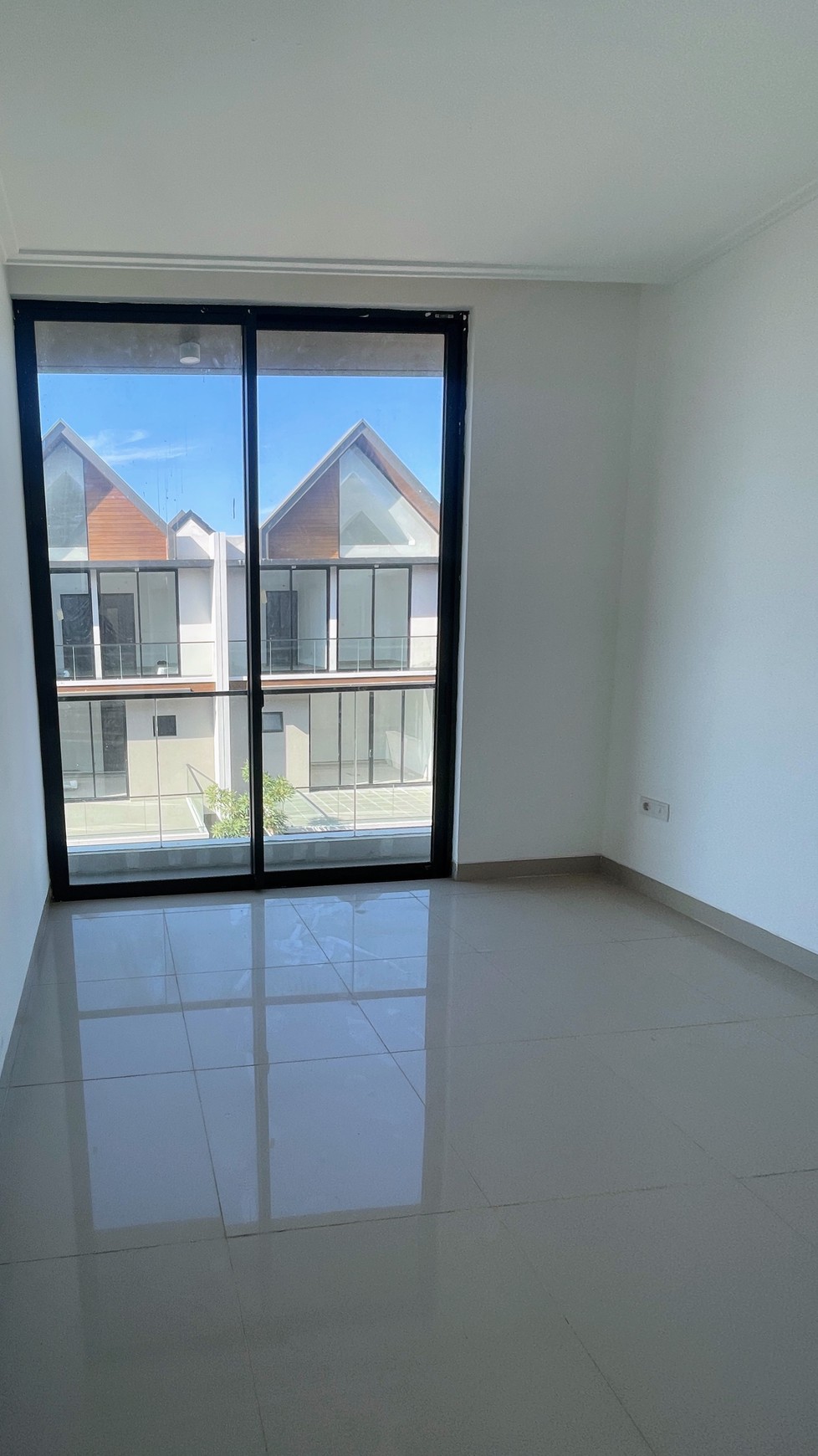 Hunian Stylish 3 Lantai di Cluster Osaka PIK 2