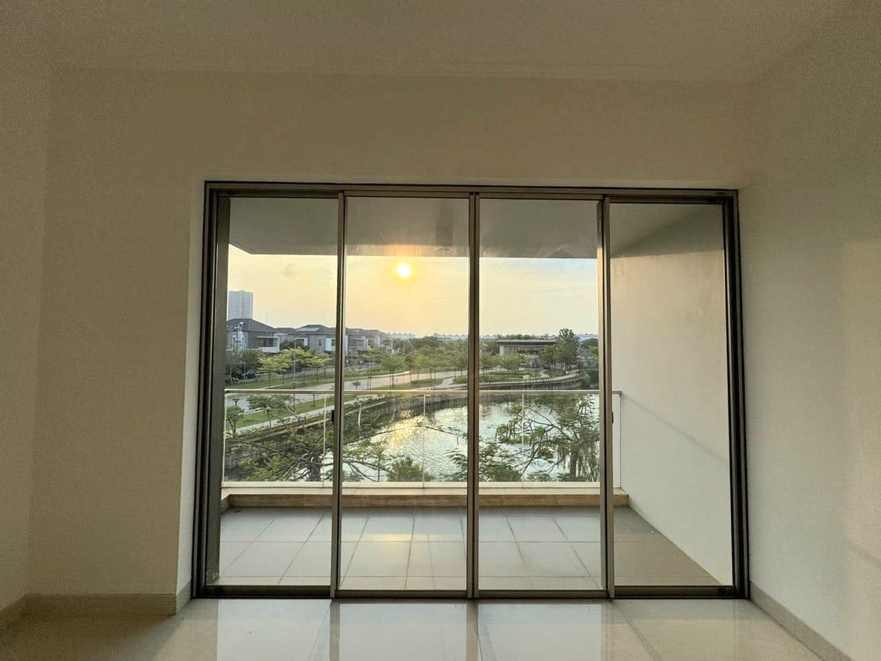 Rumah Mewah Hoek View Danau di Cluster Piano Golf Island PIK 2,5 Lantai