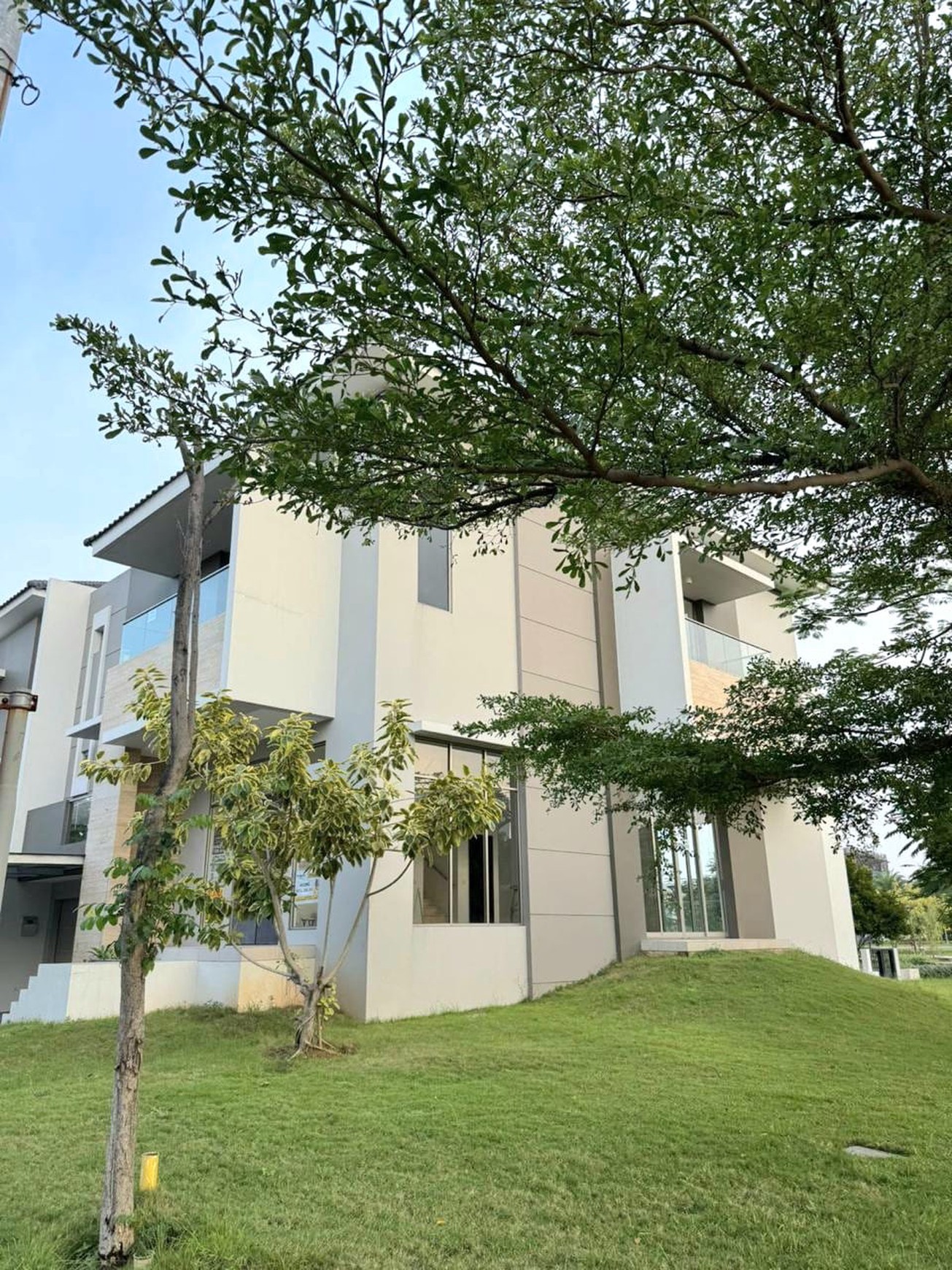 Rumah Mewah Hoek View Danau di Cluster Piano Golf Island PIK 2,5 Lantai