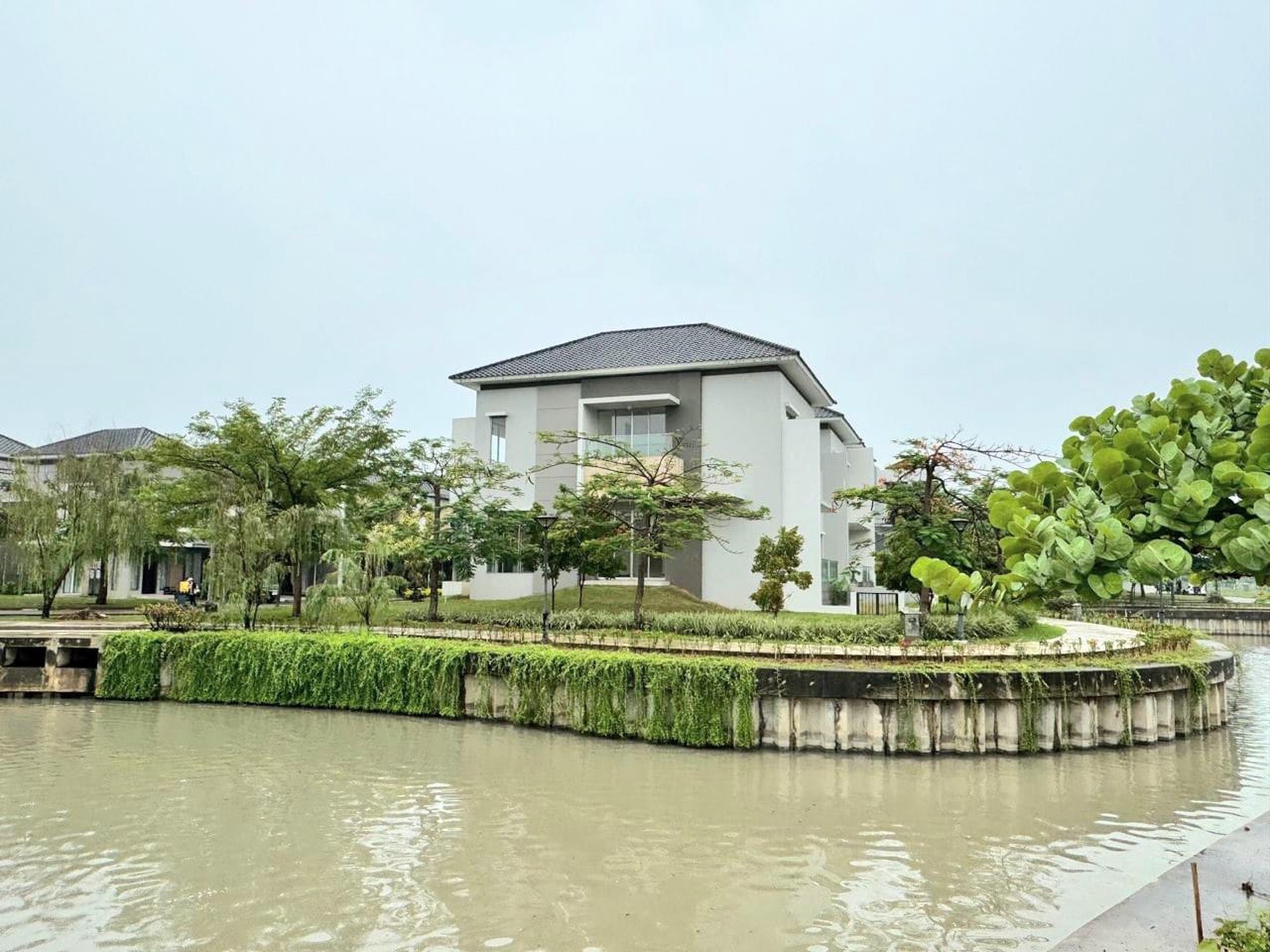 Rumah Mewah Hoek View Danau di Cluster Piano Golf Island PIK 2,5 Lantai