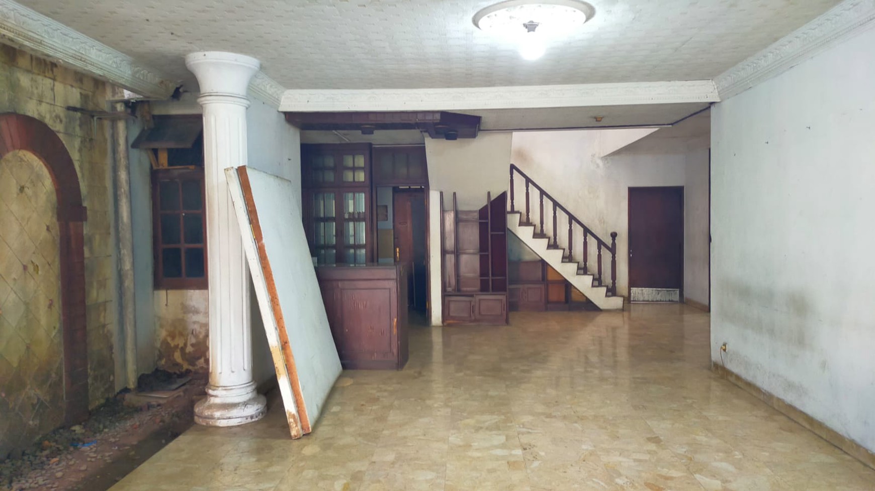 Rumah Klasik Luas Tanah 307m2 Akses 2 Jalan di Mampang Prapatan