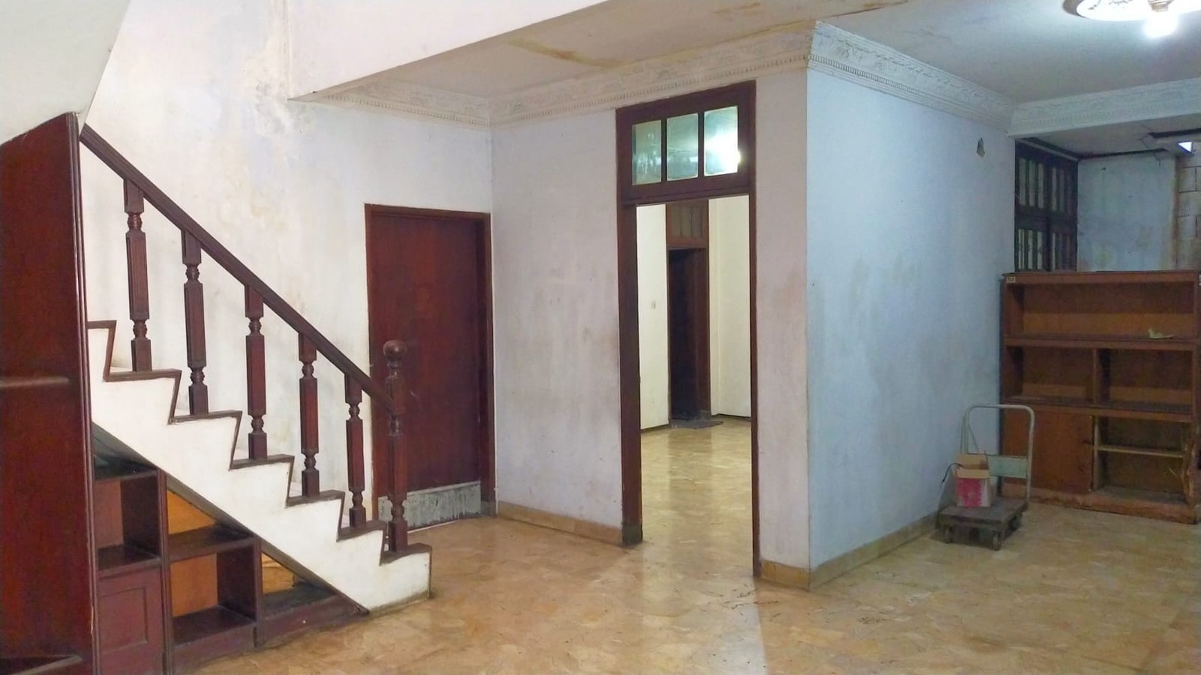 Rumah Klasik Luas Tanah 307m2 Akses 2 Jalan di Mampang Prapatan