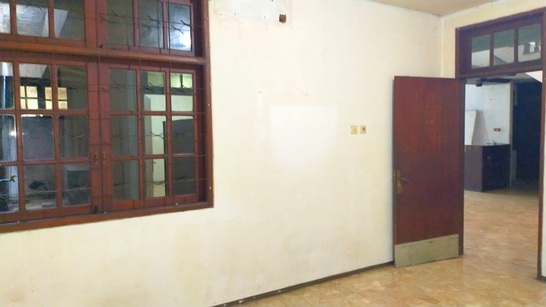 Rumah Klasik Luas Tanah 307m2 Akses 2 Jalan di Mampang Prapatan