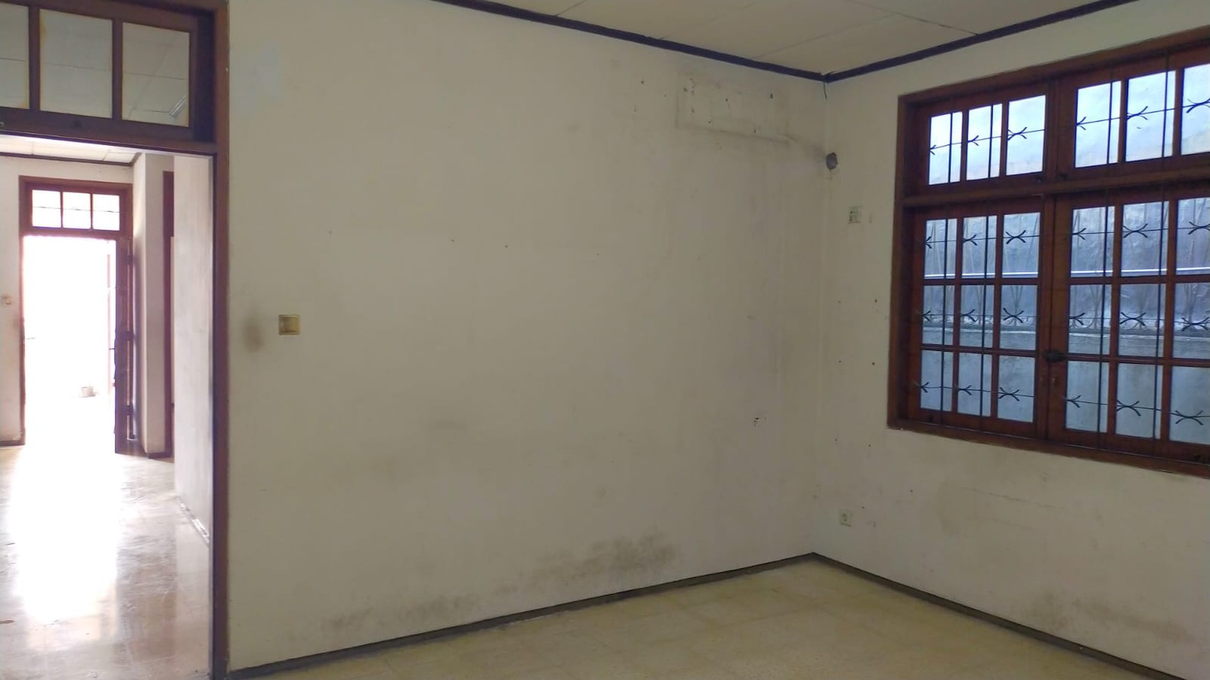 Rumah Klasik Luas Tanah 307m2 Akses 2 Jalan di Mampang Prapatan