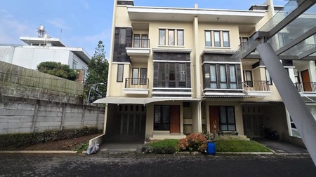 Dijual Rumah Bagus 3 Lantai di Komplek Setraduta