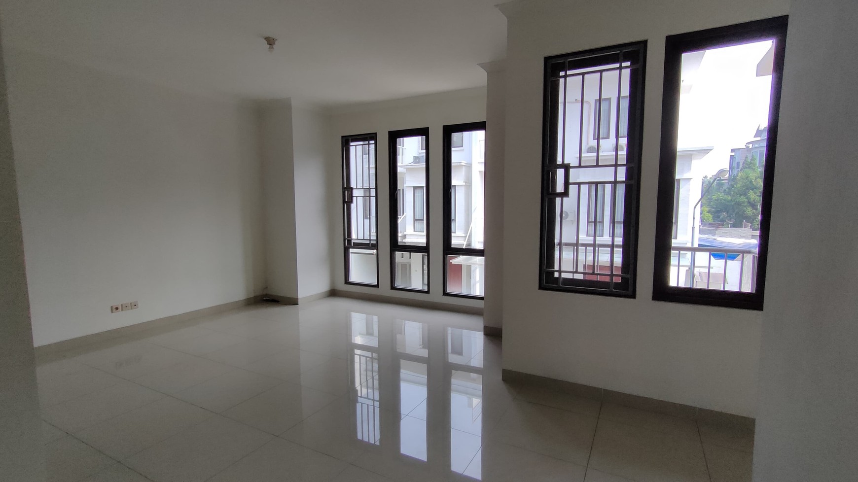 Dijual Rumah Bagus 3 Lantai di Komplek Setraduta