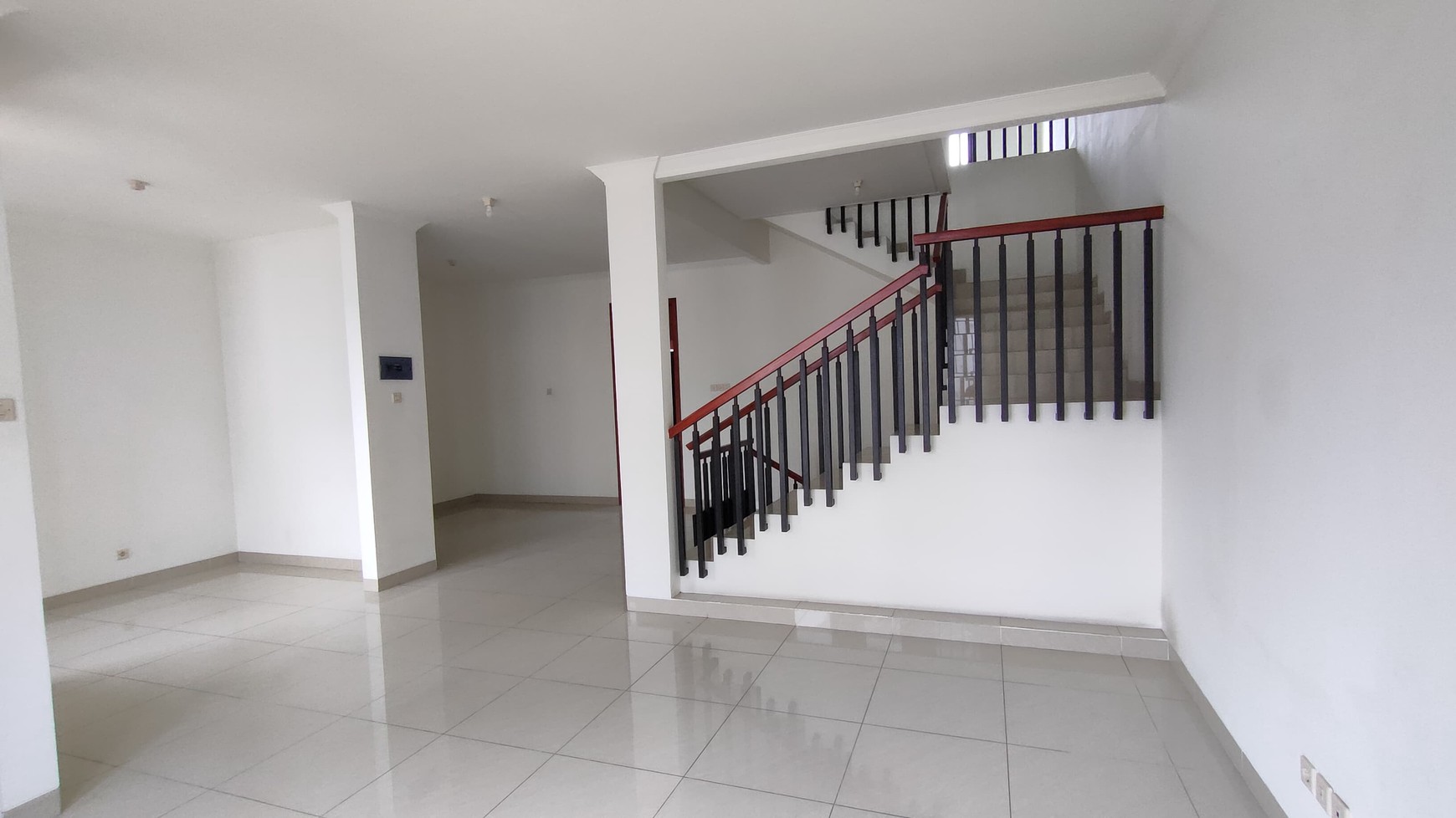 Dijual Rumah Bagus 3 Lantai di Komplek Setraduta