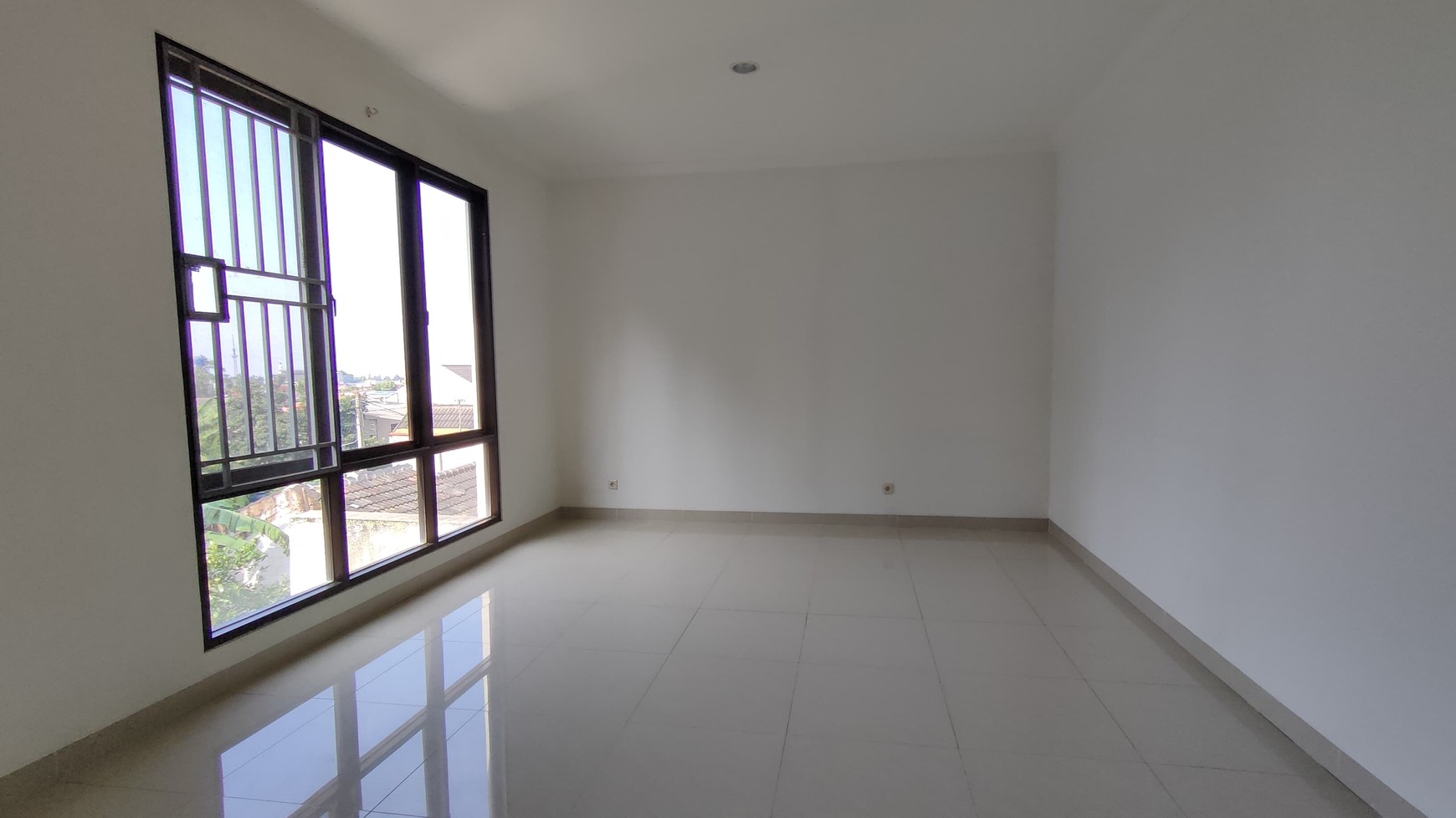 Dijual Rumah Bagus 3 Lantai di Komplek Setraduta