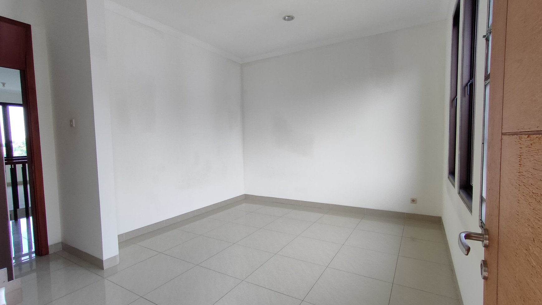 Dijual Rumah Bagus 3 Lantai di Komplek Setraduta