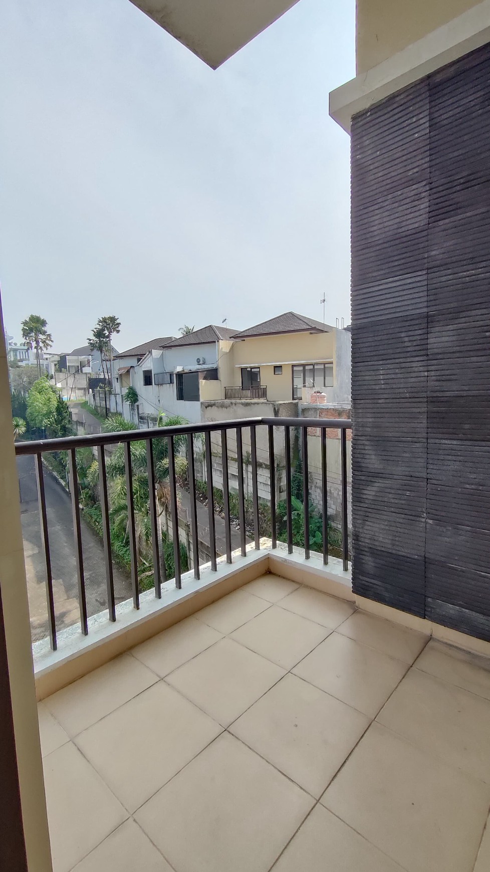 Dijual Rumah Bagus 3 Lantai di Komplek Setraduta