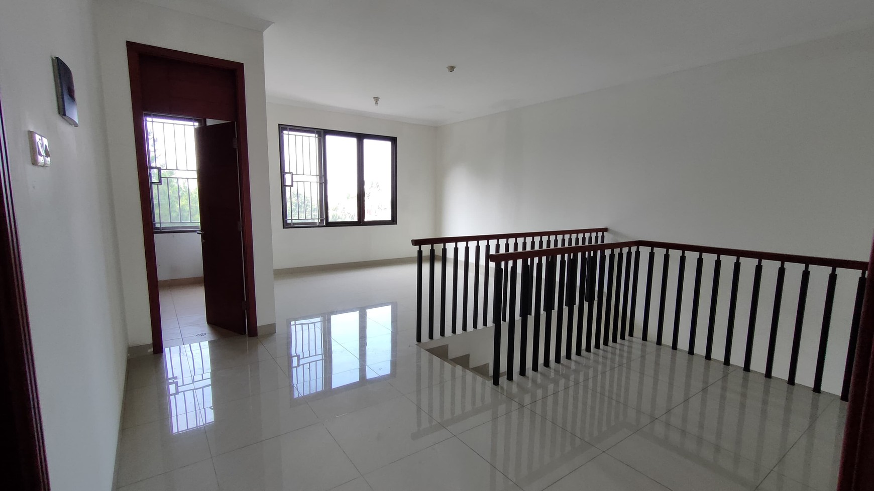 Dijual Rumah Bagus 3 Lantai di Komplek Setraduta