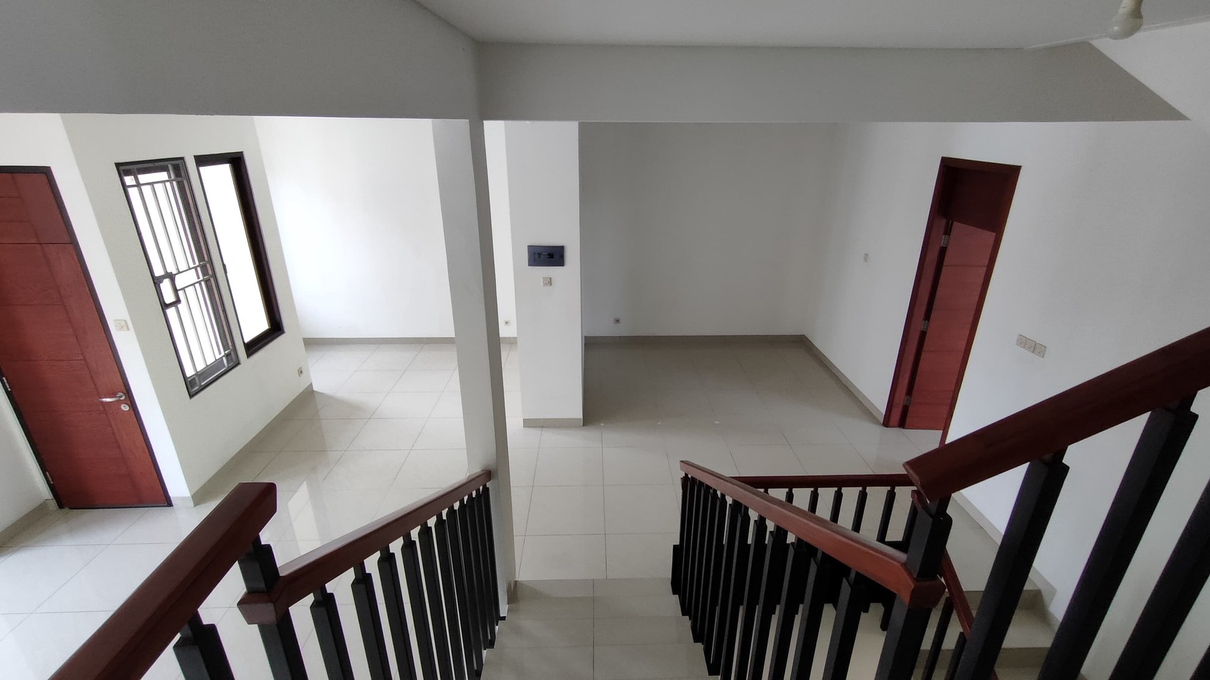 Dijual Rumah Bagus 3 Lantai di Komplek Setraduta