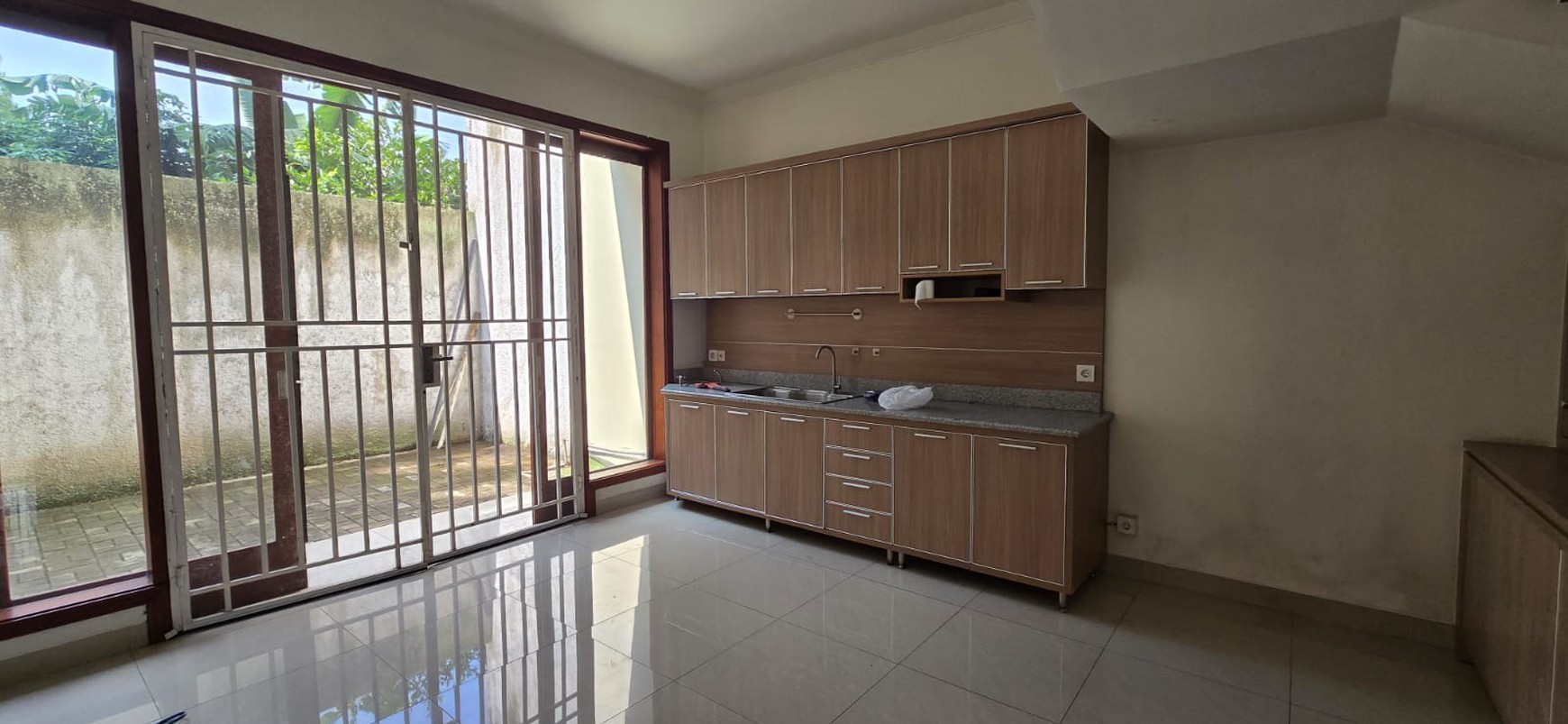 Dijual Rumah Bagus 3 Lantai di Komplek Setraduta