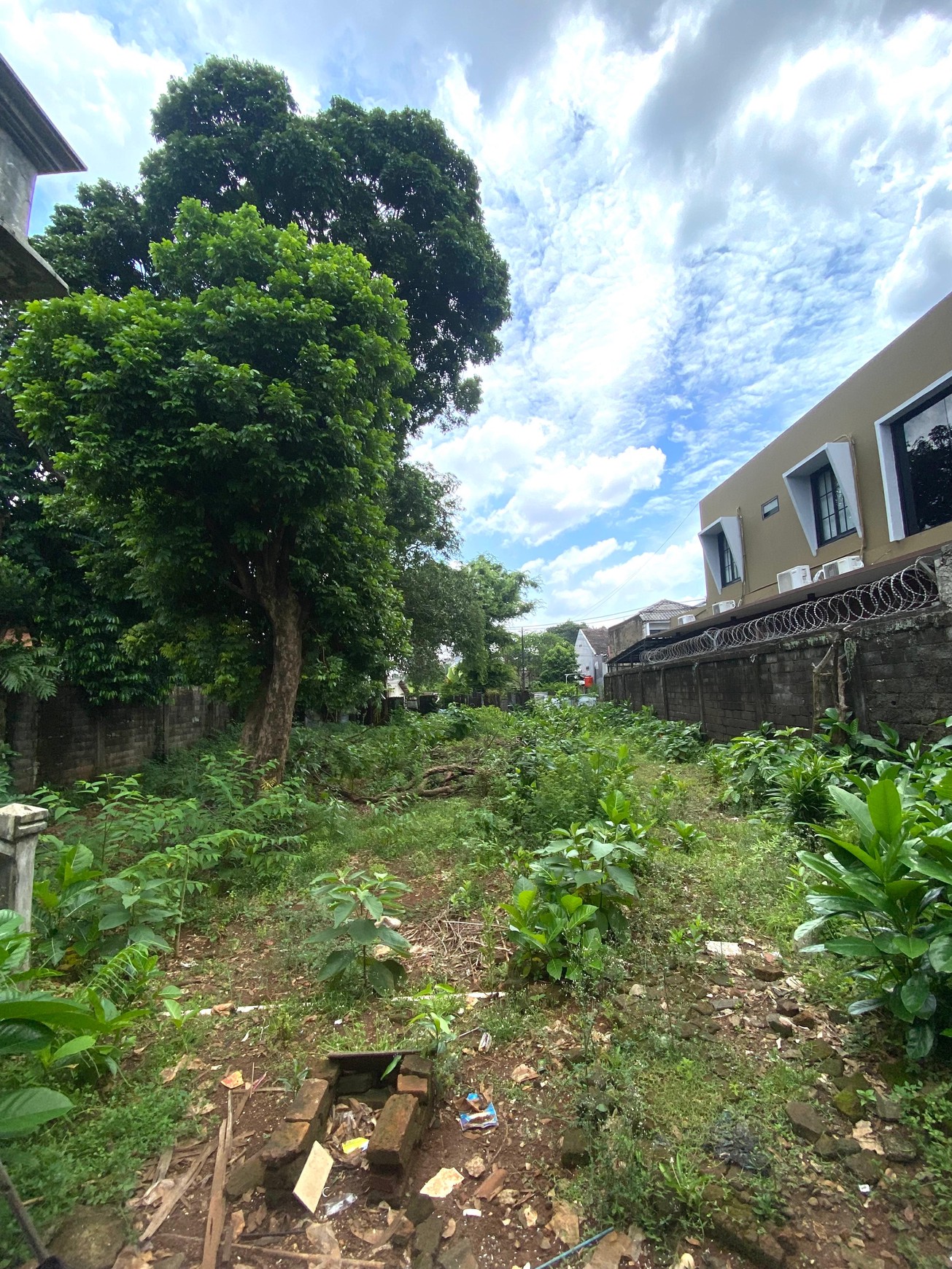 Tanah Ada Bangunan Cocok di Bangun Townhouse Harga Murah