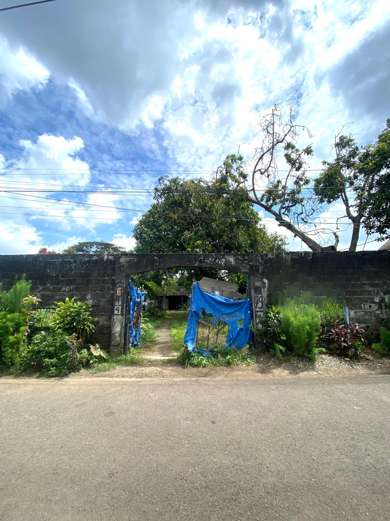 Tanah Ada Bangunan Cocok di Bangun Townhouse Harga Murah