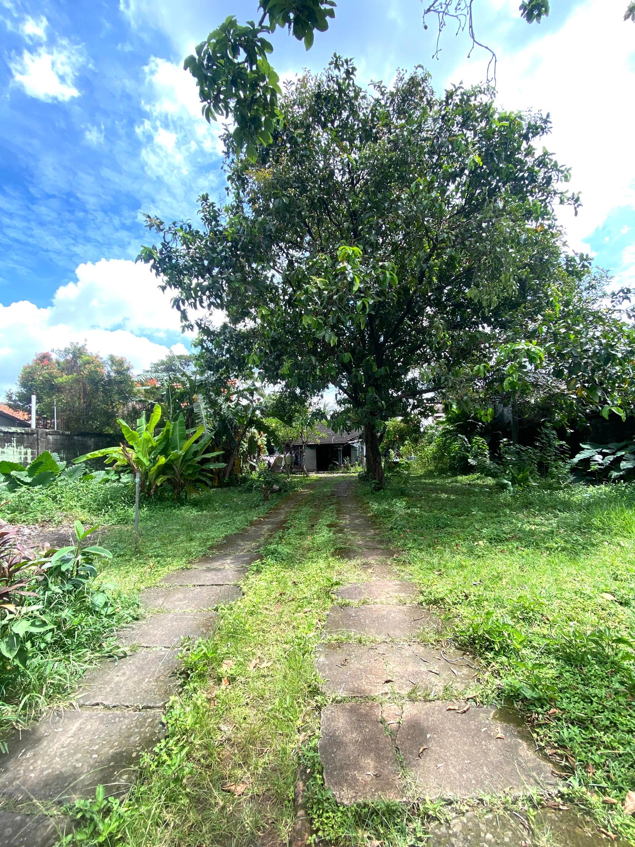 Tanah Ada Bangunan Cocok di Bangun Townhouse Harga Murah