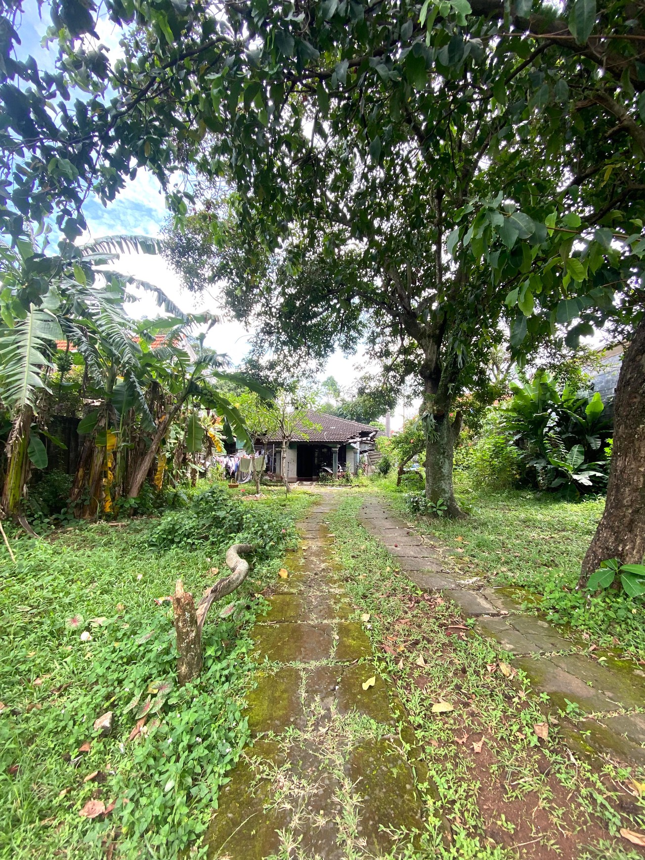 Tanah Ada Bangunan Cocok di Bangun Townhouse Harga Murah