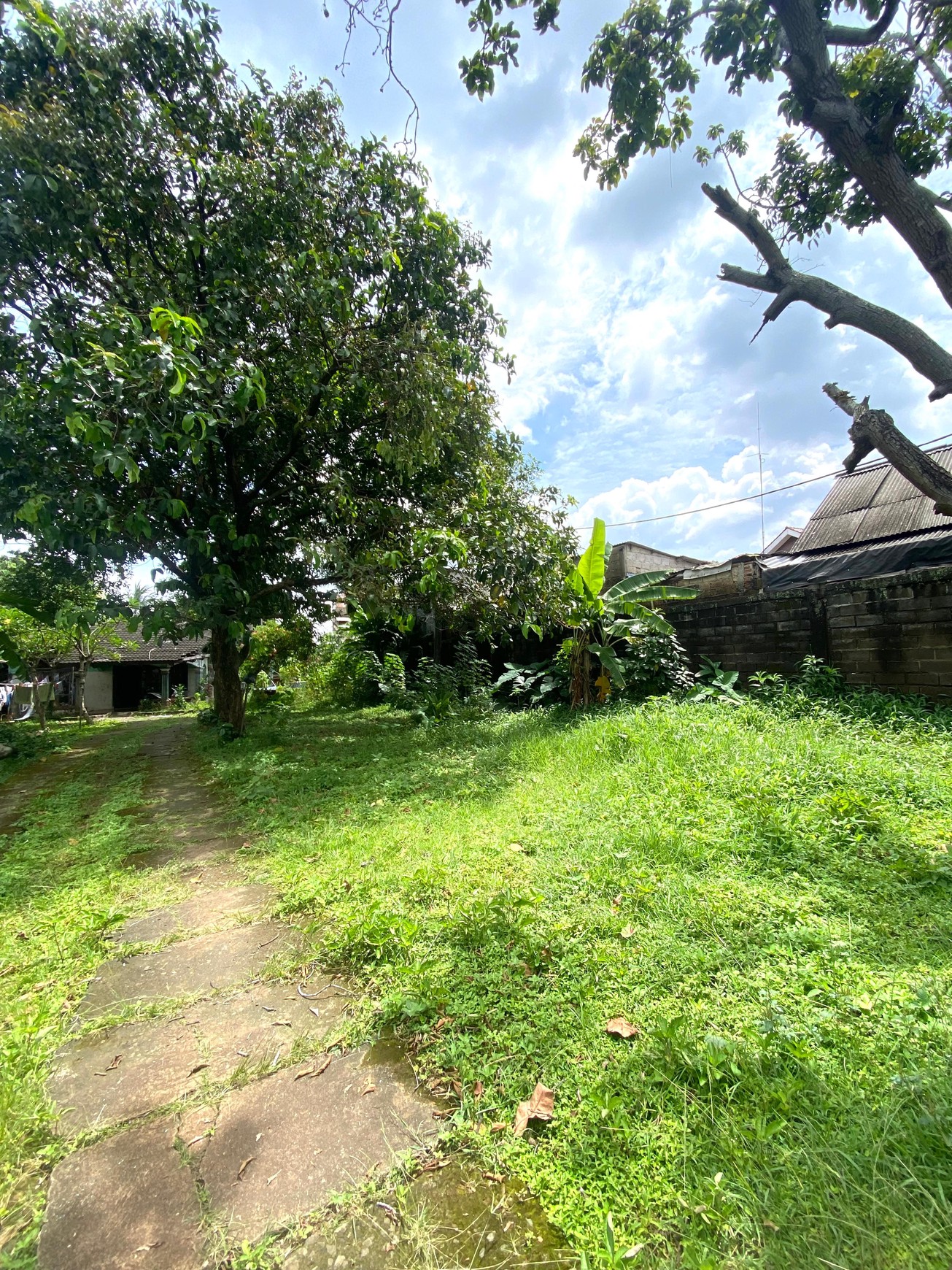 Tanah Ada Bangunan Cocok di Bangun Townhouse Harga Murah