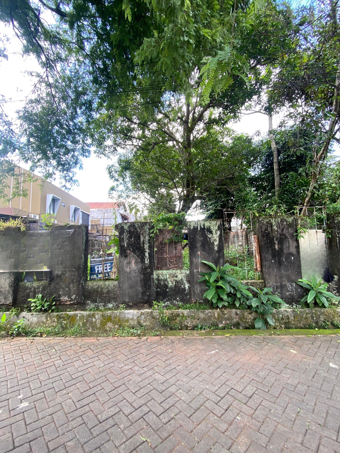 Tanah Ada Bangunan Cocok di Bangun Townhouse Harga Murah