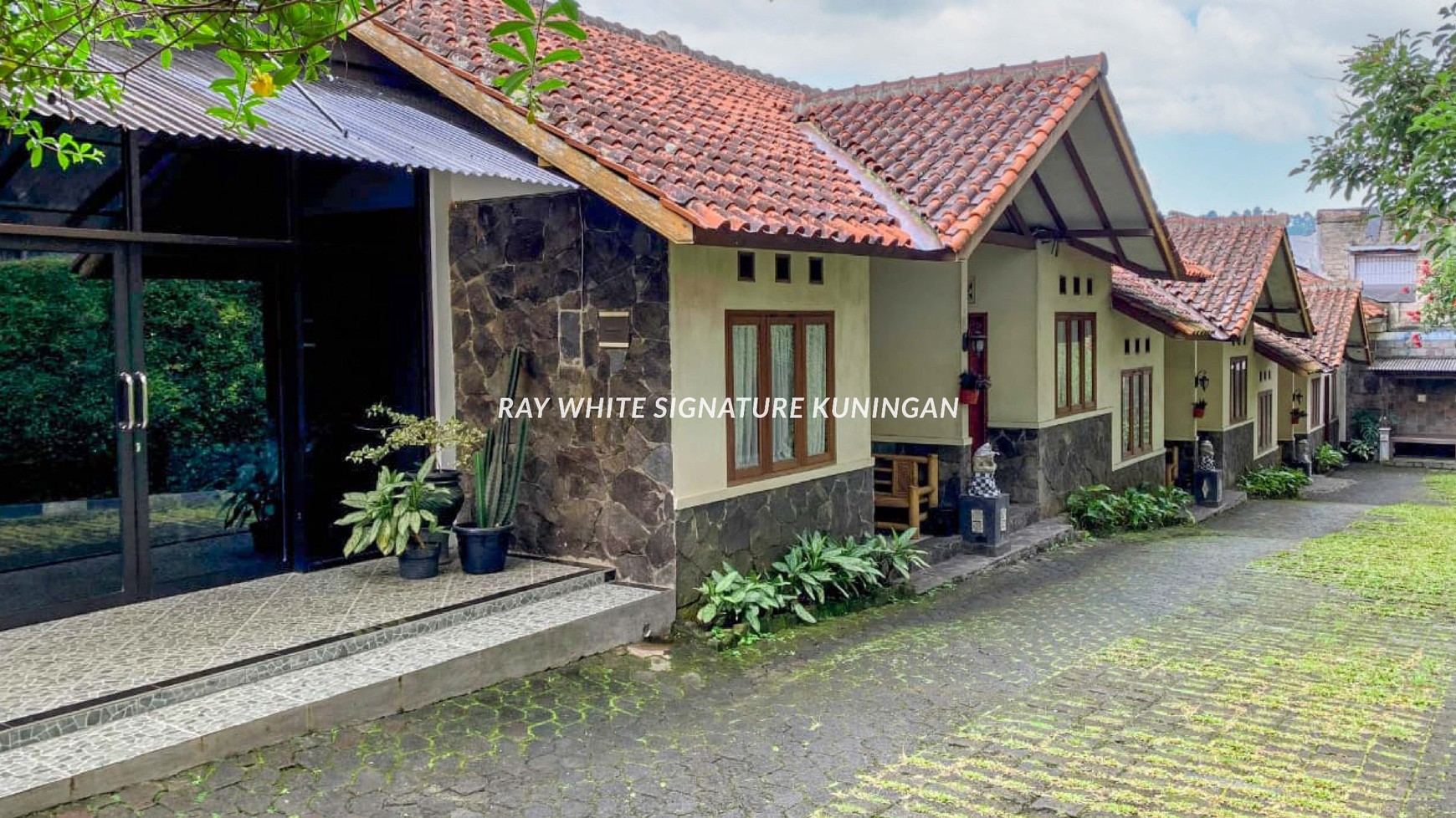 Dijual Hotel Aktif Lokasi Bagus di Depan Floating Market Lembang