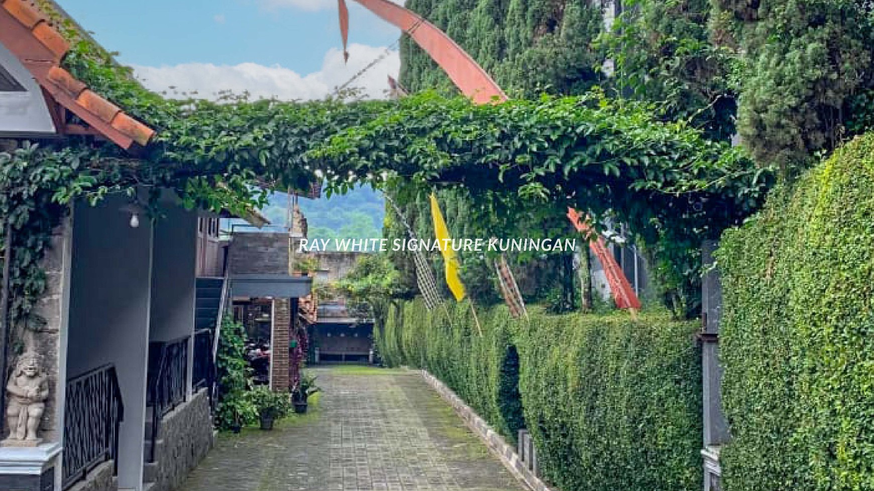 Dijual Hotel Aktif Lokasi Bagus di Depan Floating Market Lembang