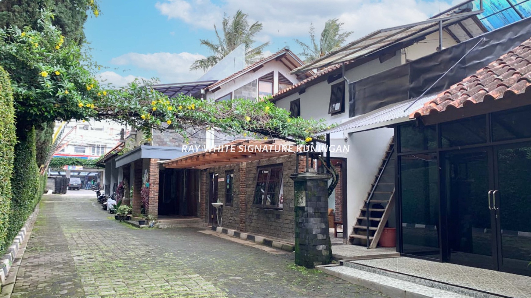 Dijual Hotel Aktif Lokasi Bagus di Depan Floating Market Lembang