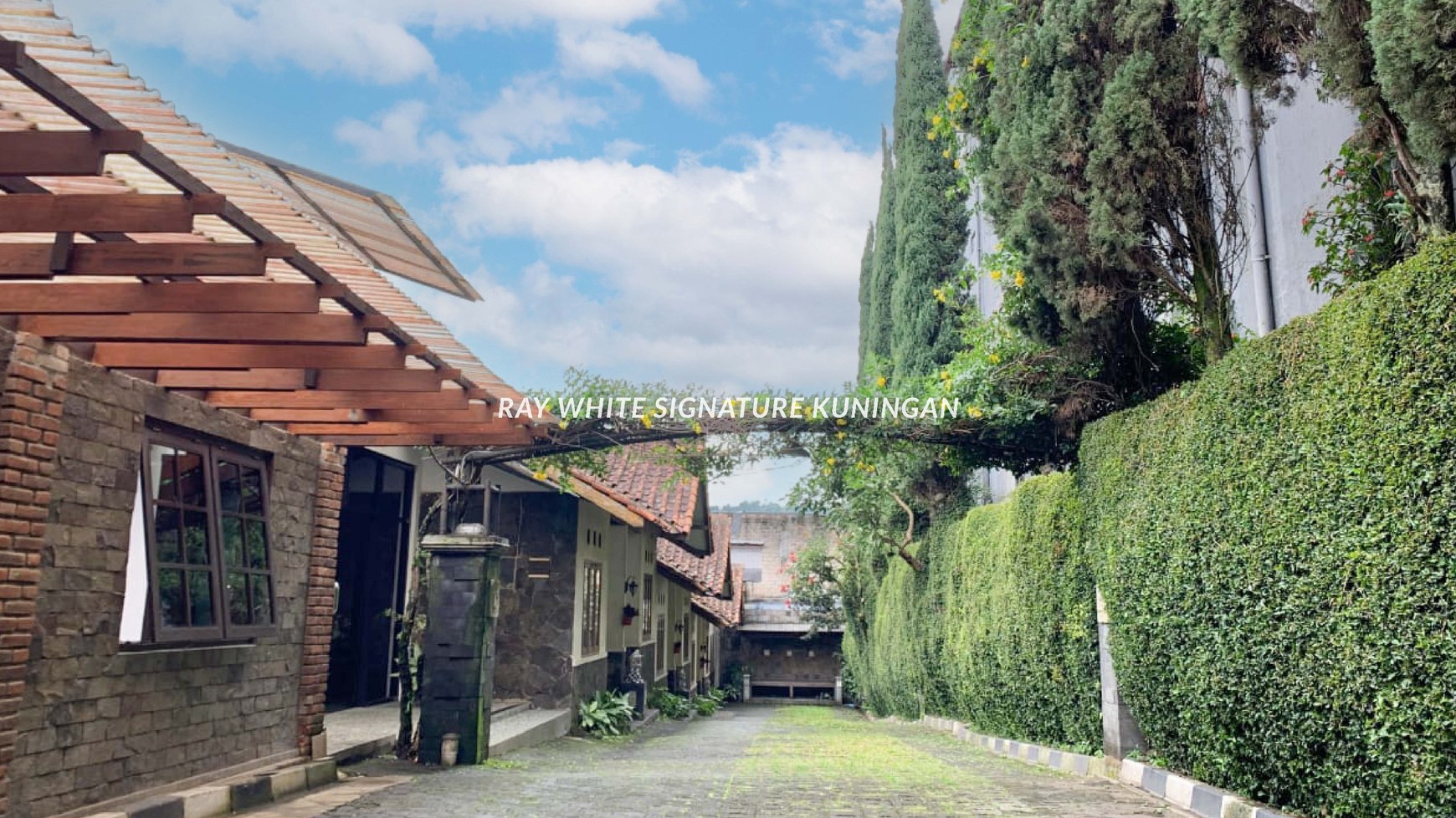 Dijual Hotel Aktif Lokasi Bagus di Depan Floating Market Lembang