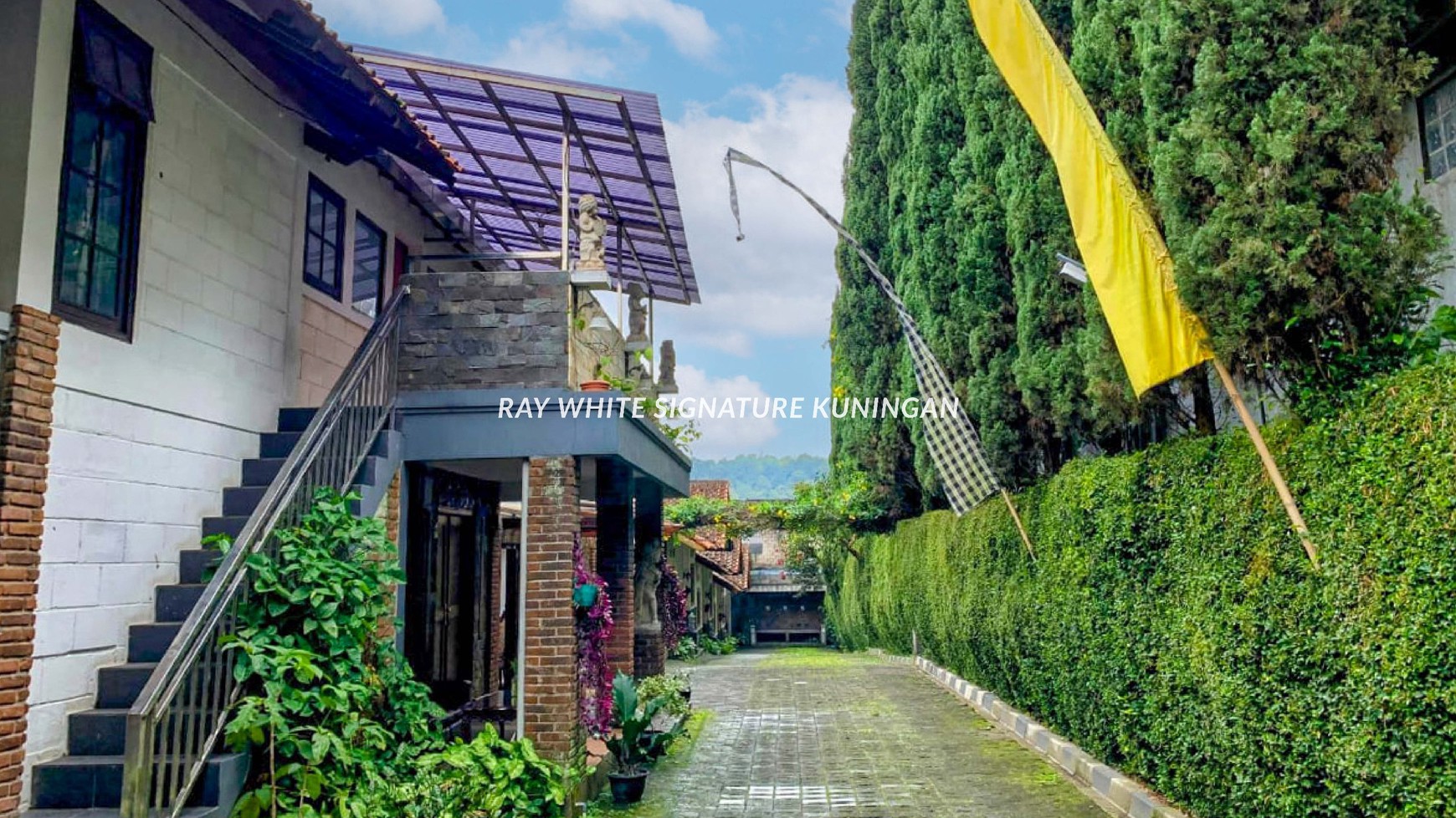Dijual Hotel Aktif Lokasi Bagus di Depan Floating Market Lembang