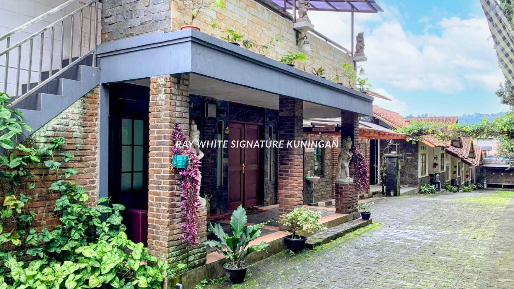 Dijual Hotel Aktif Lokasi Bagus di Depan Floating Market Lembang