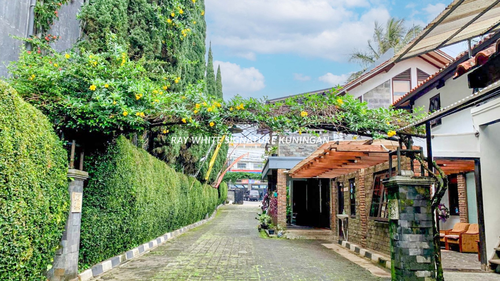 Dijual Hotel Aktif Lokasi Bagus di Depan Floating Market Lembang