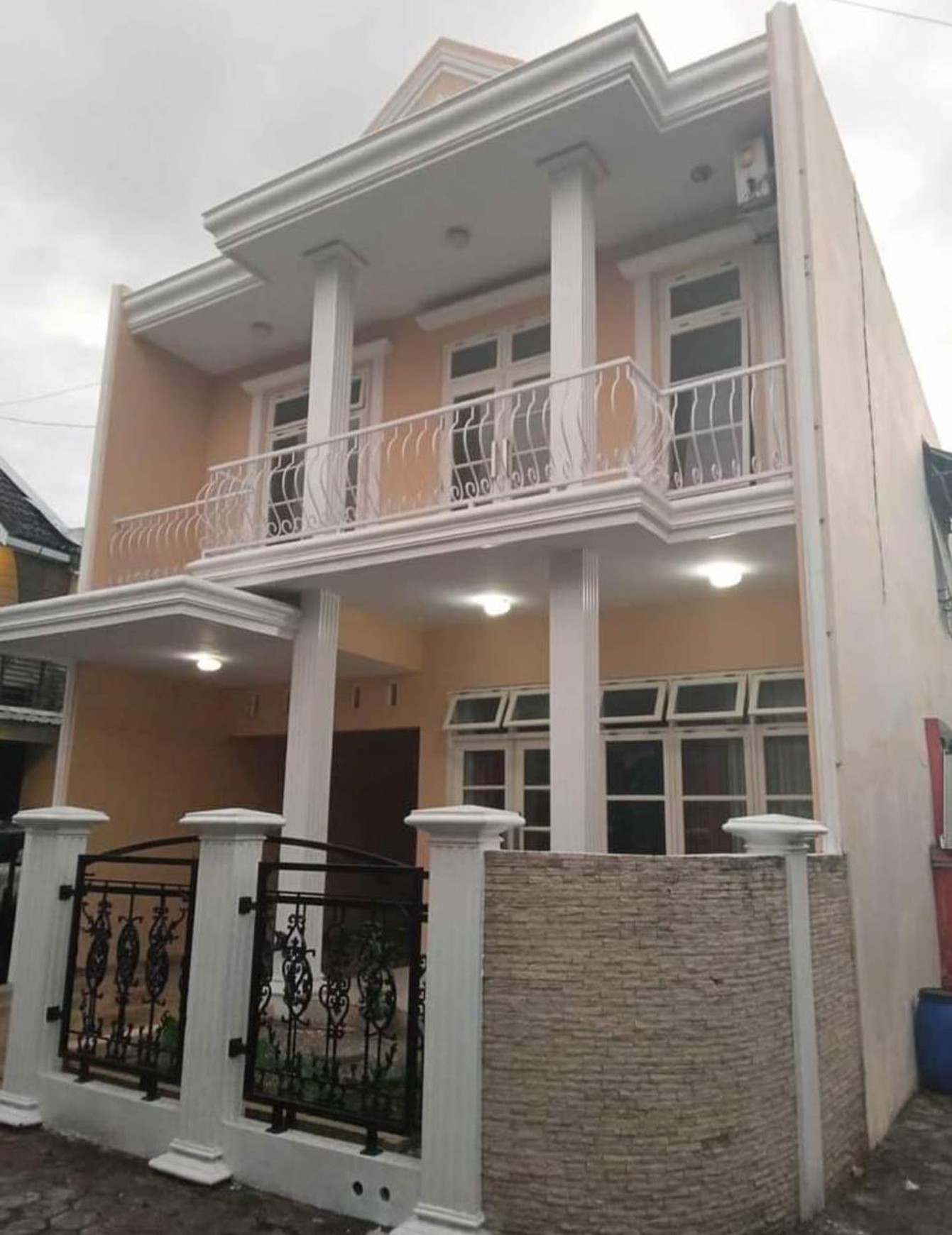 Rumah Tinggal 2 Lantai Lokasi Strategis Dekat Pasar Godean