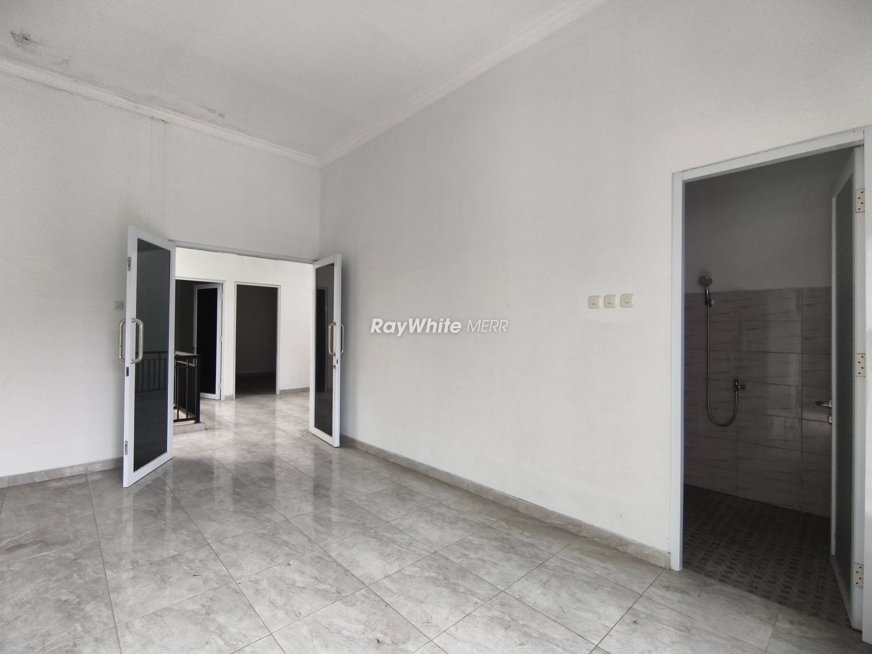 Rumah Gress 2 Lantai Lokasi Strategis di Sukolilo Surabaya