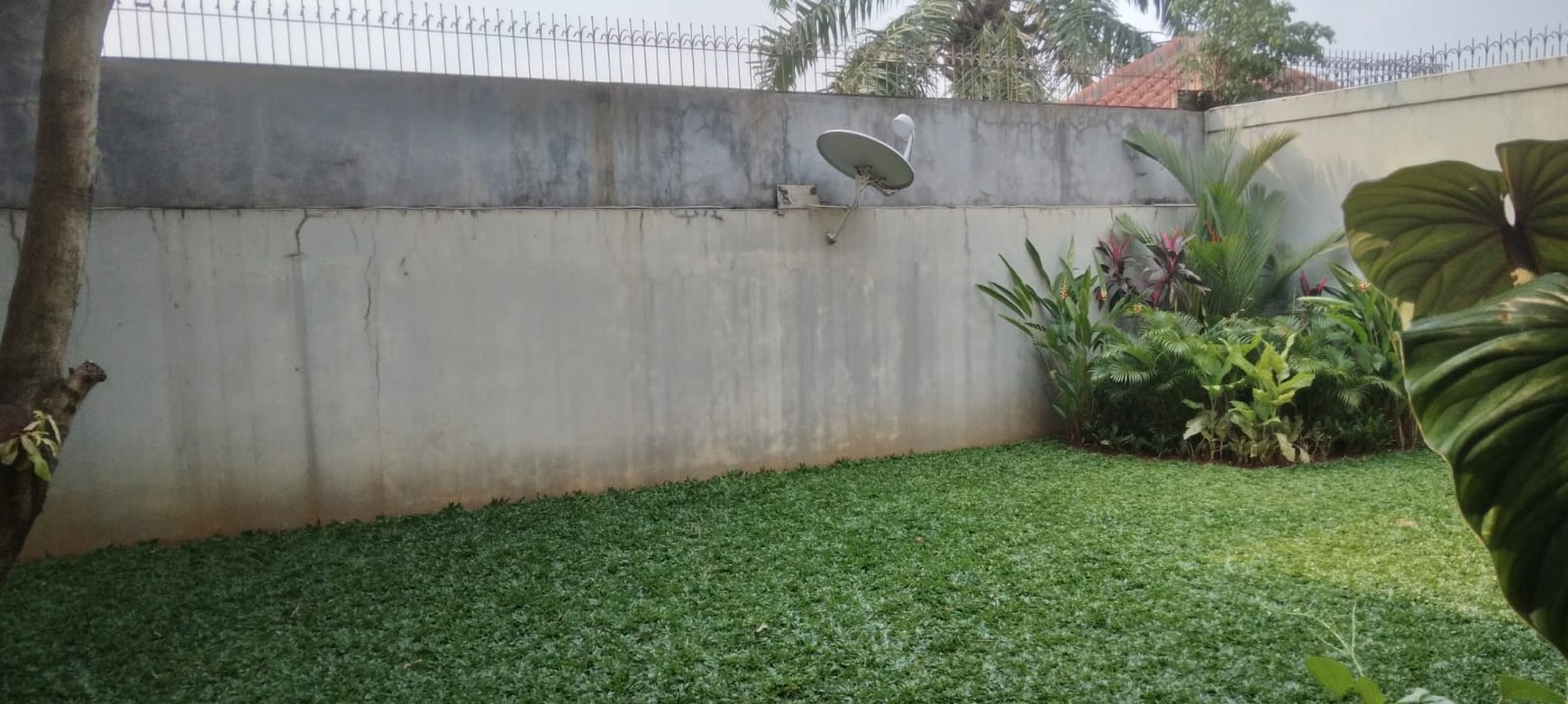 Luas Tanah 874/luas bangunan 266,rumah halaman luas,lokasi di pinggir di Bintaro Jaya Sektor 2 Jakarta Selatan