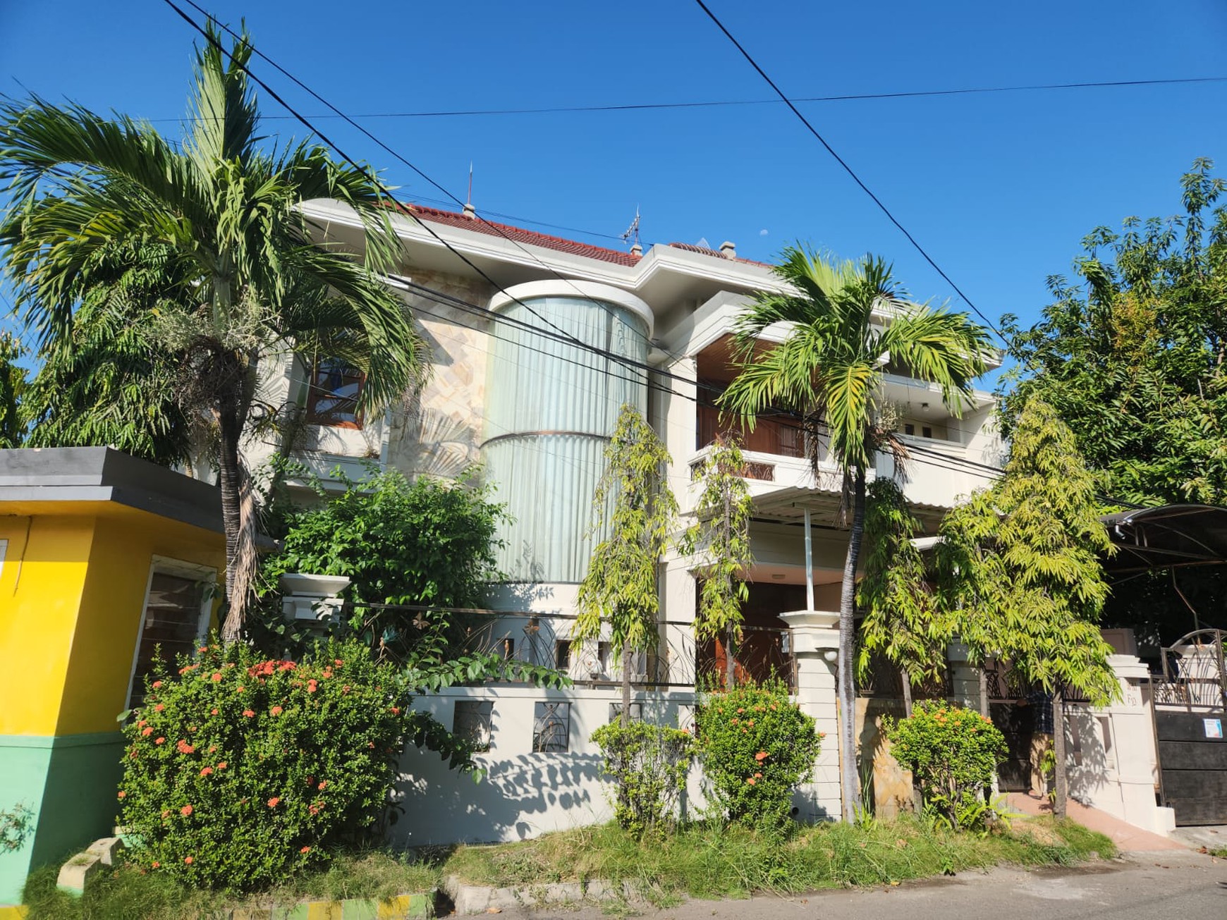 Cari Rumah Siap Huni di Rungkut? 2 Lantai, Luas, Hook, dan Furnished