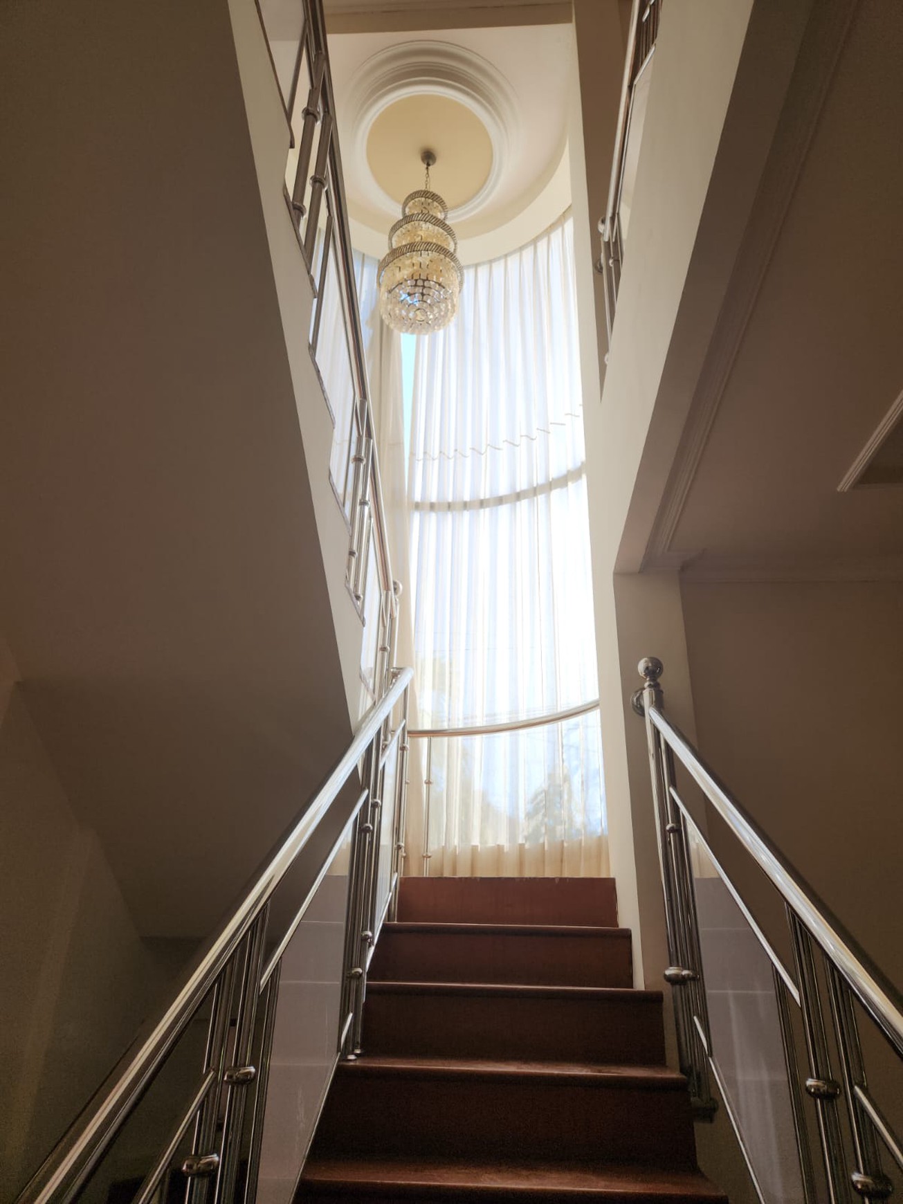 Cari Rumah Siap Huni di Rungkut? 2 Lantai, Luas, Hook, dan Furnished