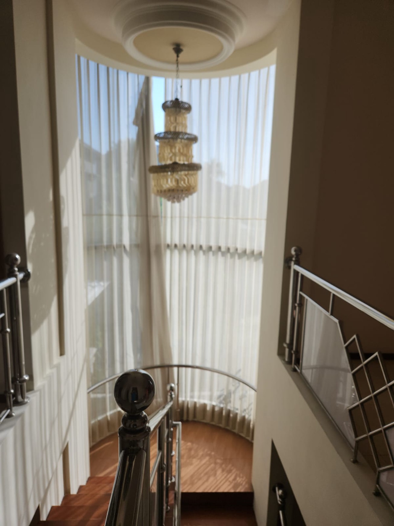 Cari Rumah Siap Huni di Rungkut? 2 Lantai, Luas, Hook, dan Furnished