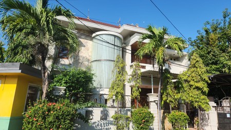Jual Rumah Besar Posisi Strategis Rungkut - 2 Lantai, SHM, 3 Mobil