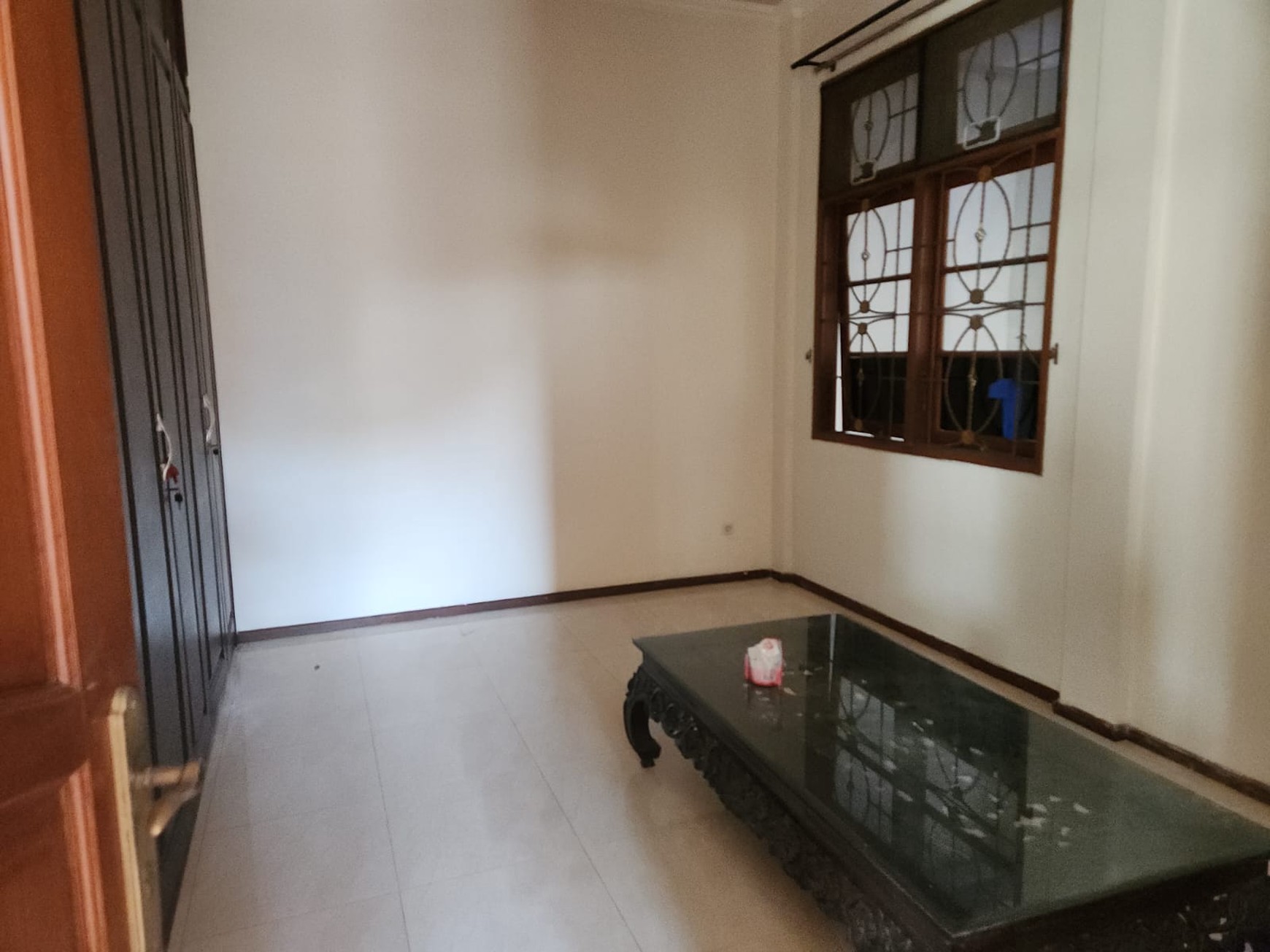 Jual Rumah Besar Posisi Strategis Rungkut - 2 Lantai, SHM, 3 Mobil