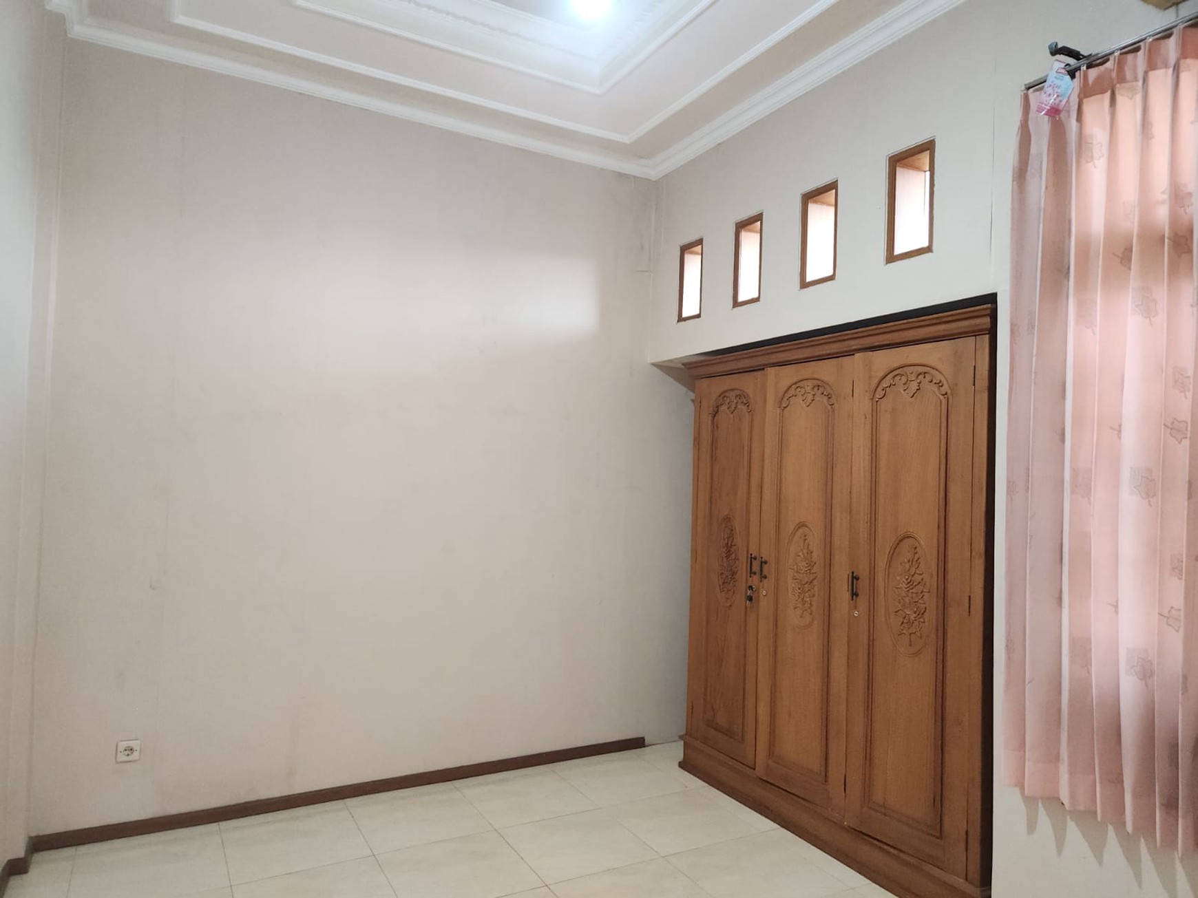 Jual Rumah Besar Posisi Strategis Rungkut - 2 Lantai, SHM, 3 Mobil