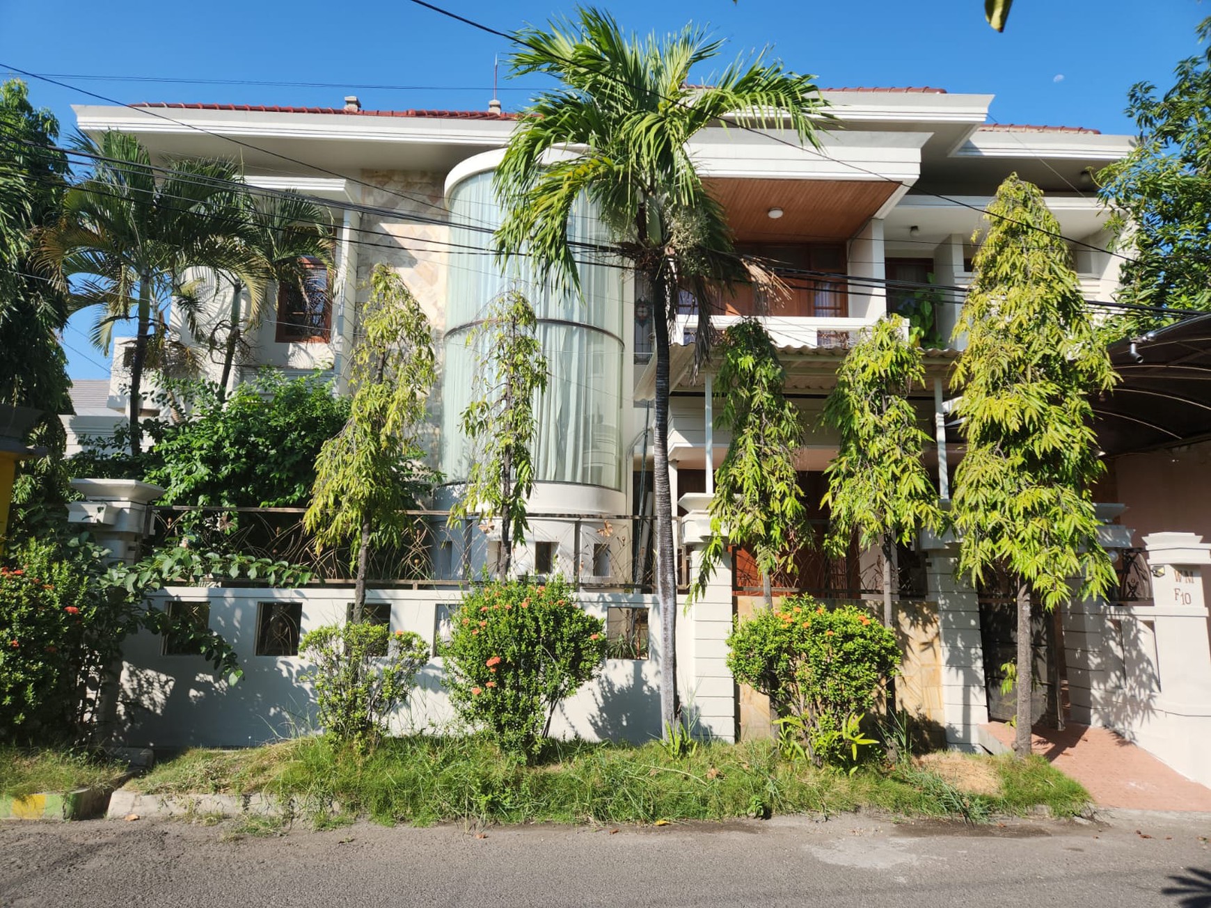 Jual Rumah Besar Posisi Strategis Rungkut - 2 Lantai, SHM, 3 Mobil