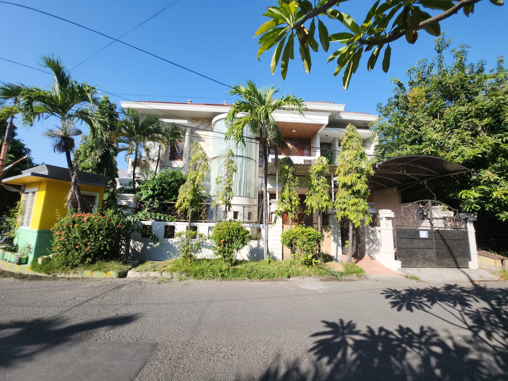 Jual Rumah Besar Posisi Strategis Rungkut - 2 Lantai, SHM, 3 Mobil