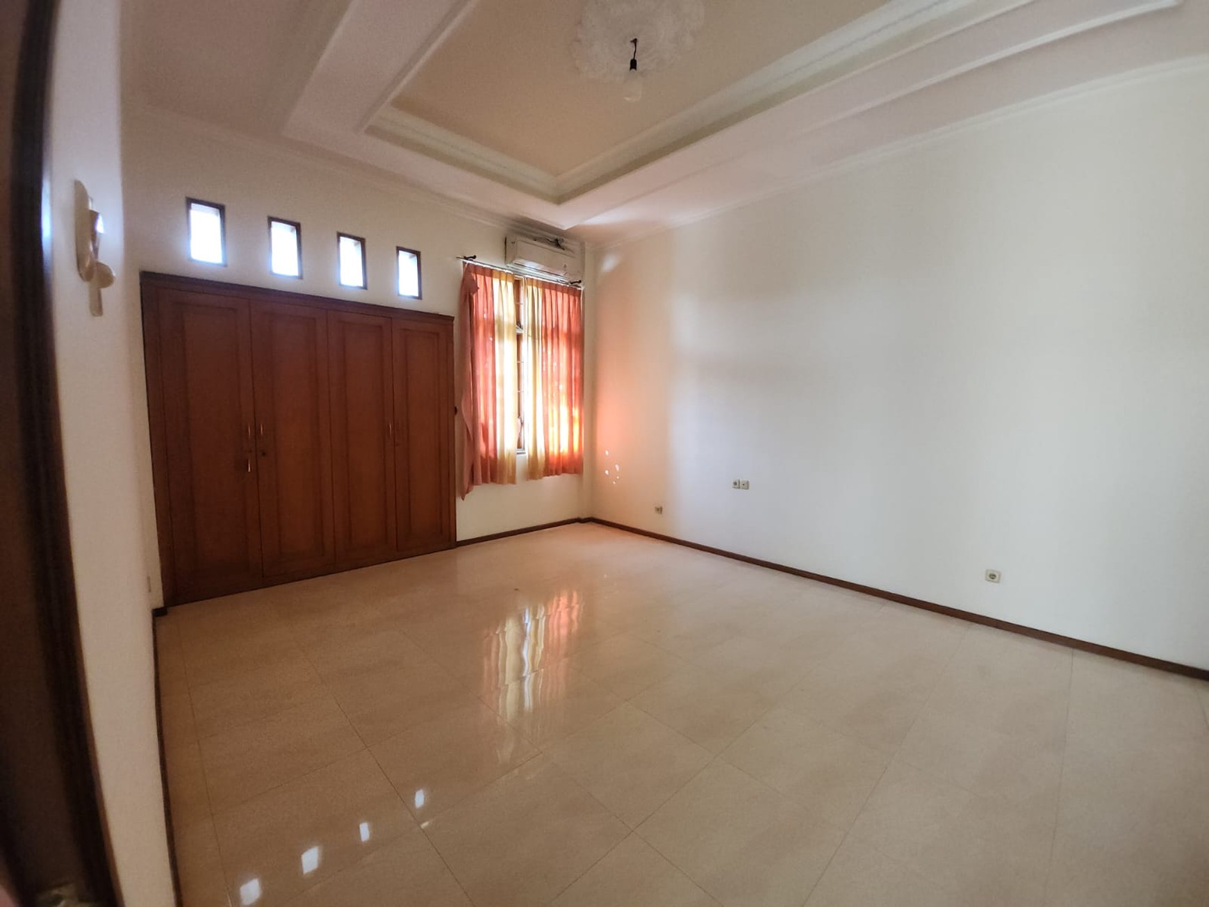 Jual Rumah Besar Posisi Strategis Rungkut - 2 Lantai, SHM, 3 Mobil