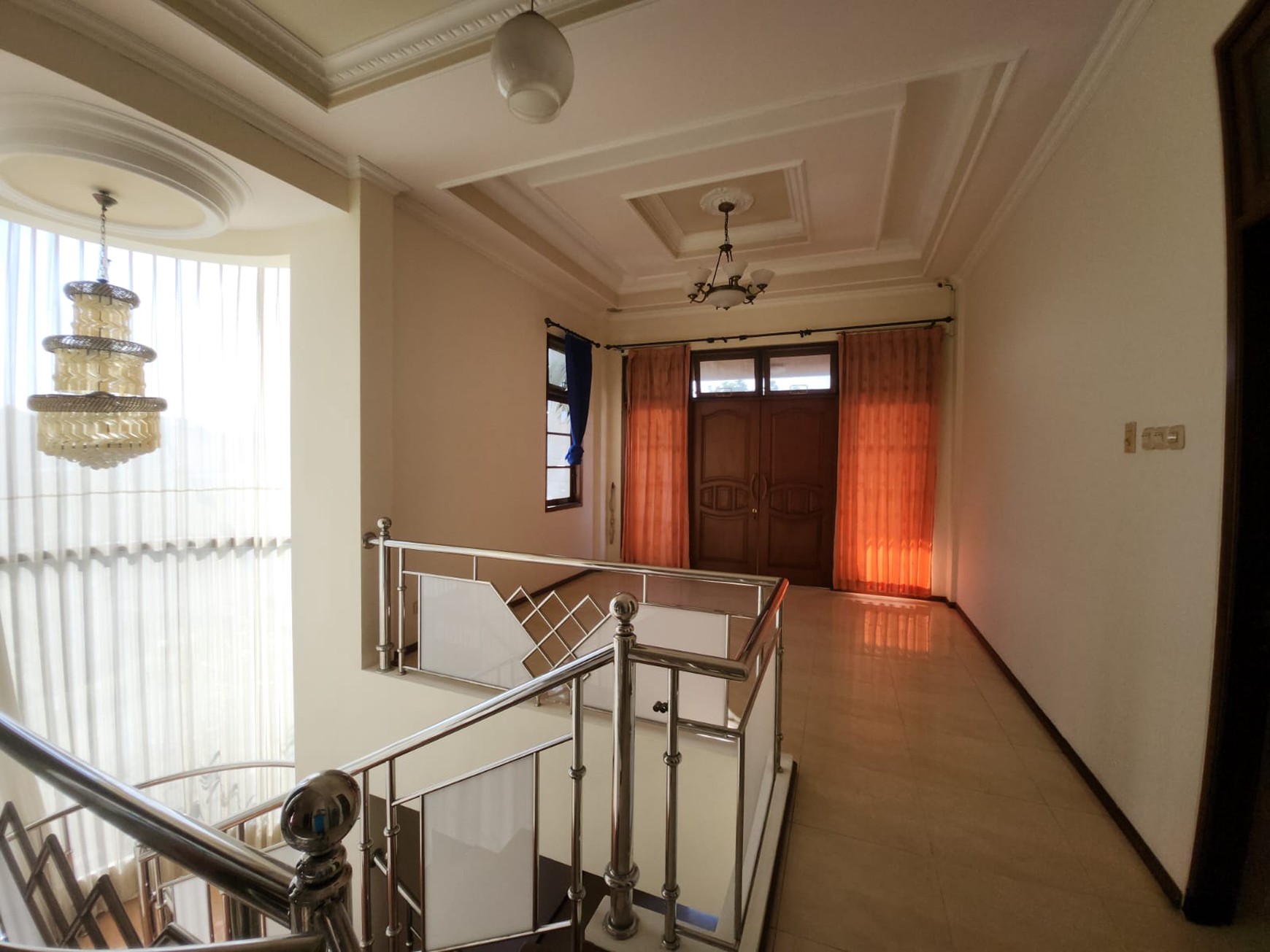 Jual Rumah Besar Posisi Strategis Rungkut - 2 Lantai, SHM, 3 Mobil