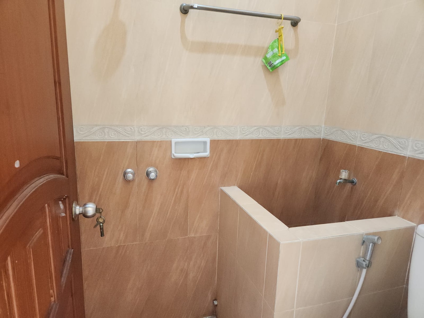 Jual Rumah Besar Posisi Strategis Rungkut - 2 Lantai, SHM, 3 Mobil