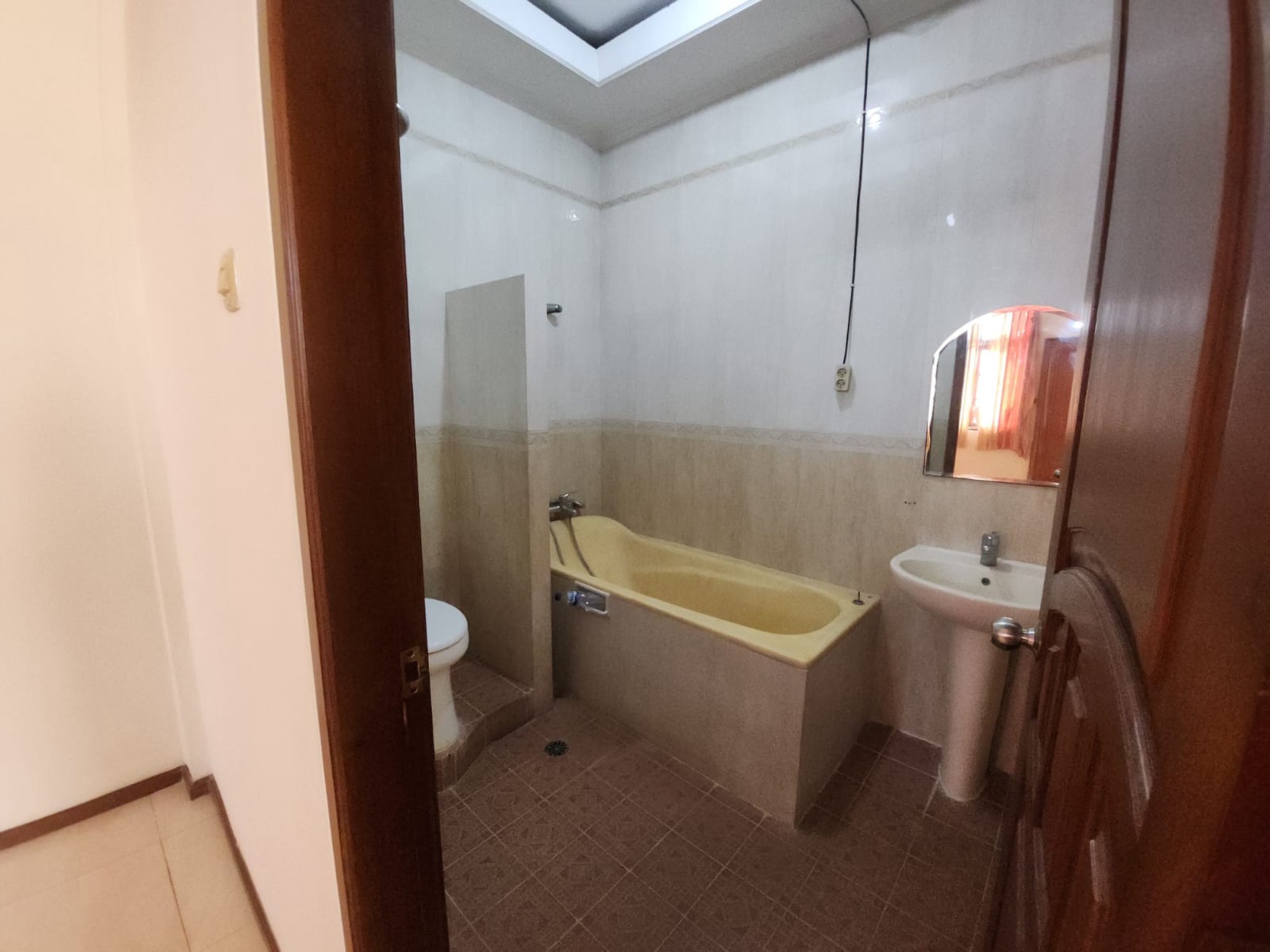 Jual Rumah Besar Posisi Strategis Rungkut - 2 Lantai, SHM, 3 Mobil