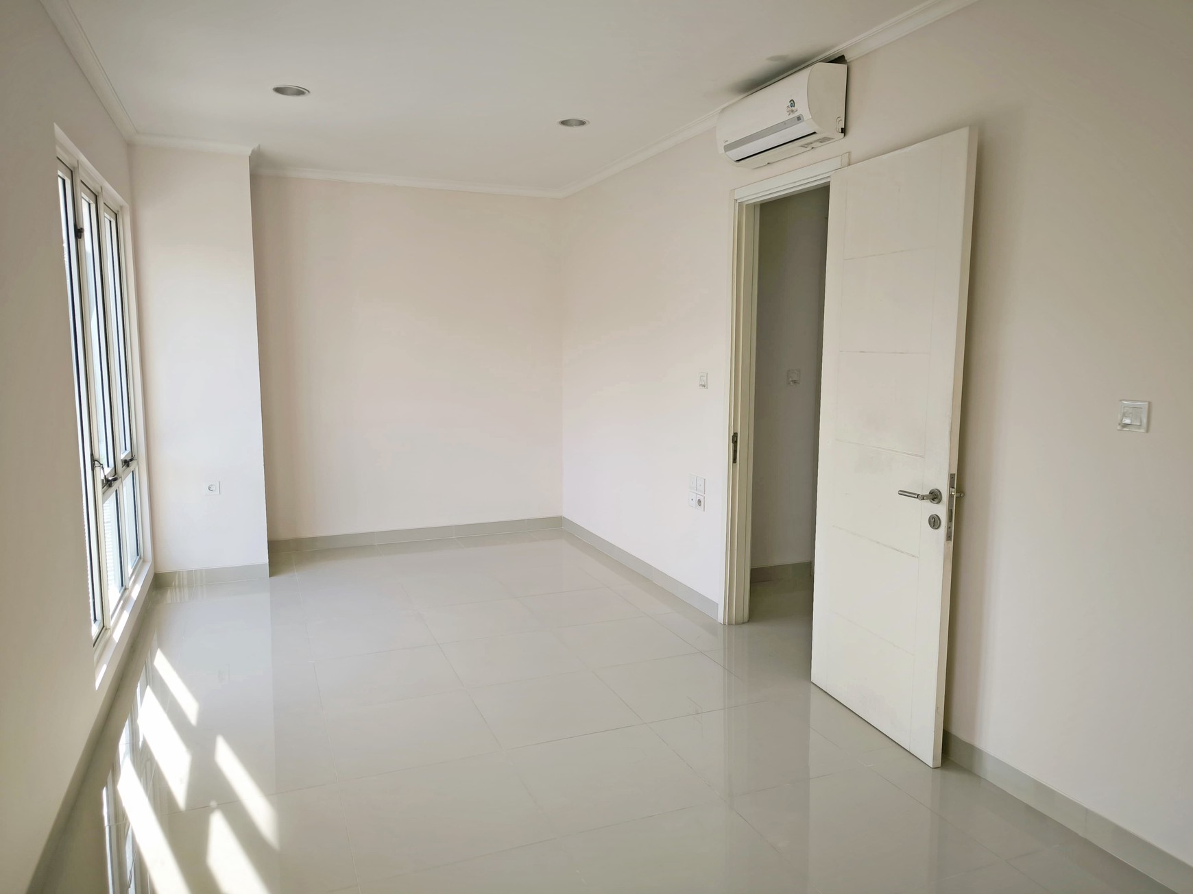 Rumah 2 lantai di Thomson Gading Serpong
