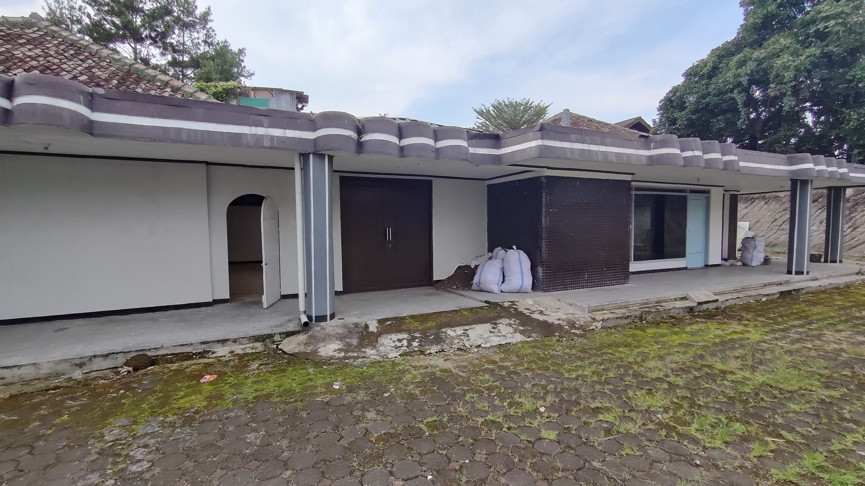 Disewakan Rumah cocok untuk Usaha di Sukahaji, Bandung Utara