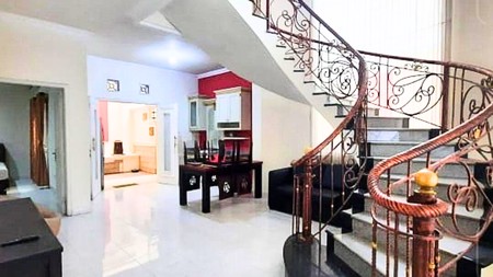 Dijual Rumah 2 Lantai Ekslusif di Tenggilis 